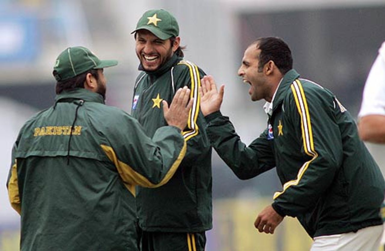 Shahid Afridi, Naved-ul-Hasan and Mushtaq Ahmed share a light moment after play was called off, India in Pakistan, 1st Test, Lahore, January 15 2006