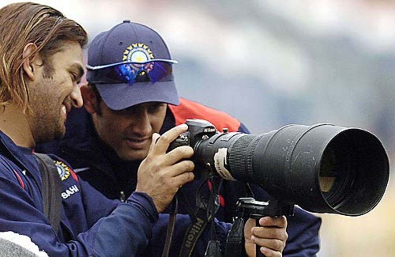 Mahendra Singh Dhoni and Anil Kumble snap shots of their team-mates' record stand, India in Pakistan, 1st Test, Lahore, January 16, 2006