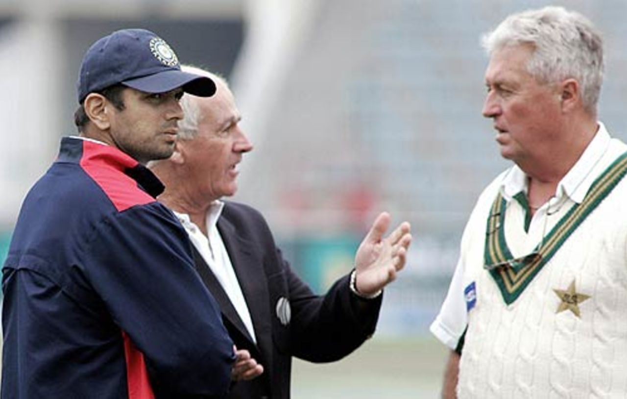 Rahul Dravid, Rudi Koertzen and Bob Woolmer bide time, India in Pakistan, 1st Test, Lahore, January 17, 2006