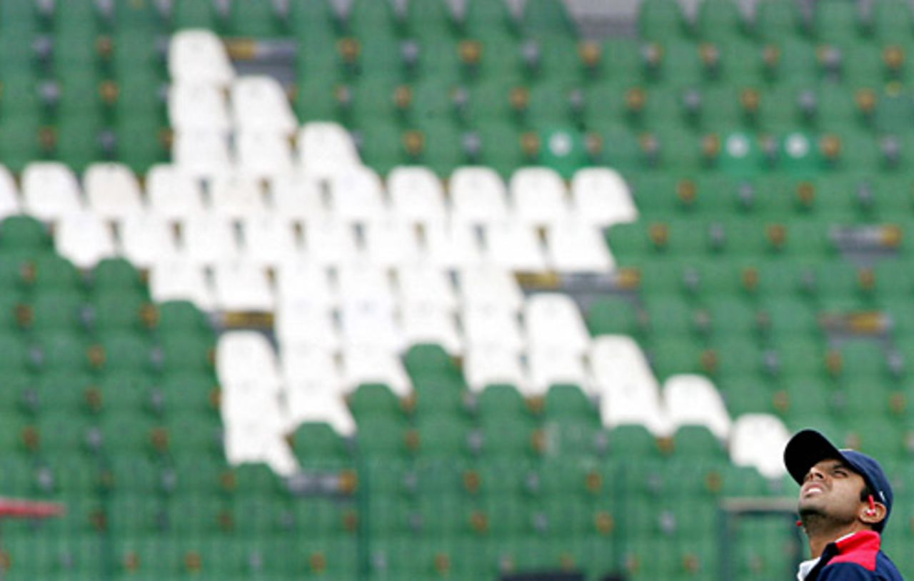 Rahul Dravid looks to the skies, India in Pakistan, 1st Test, Lahore, January 16, 2006