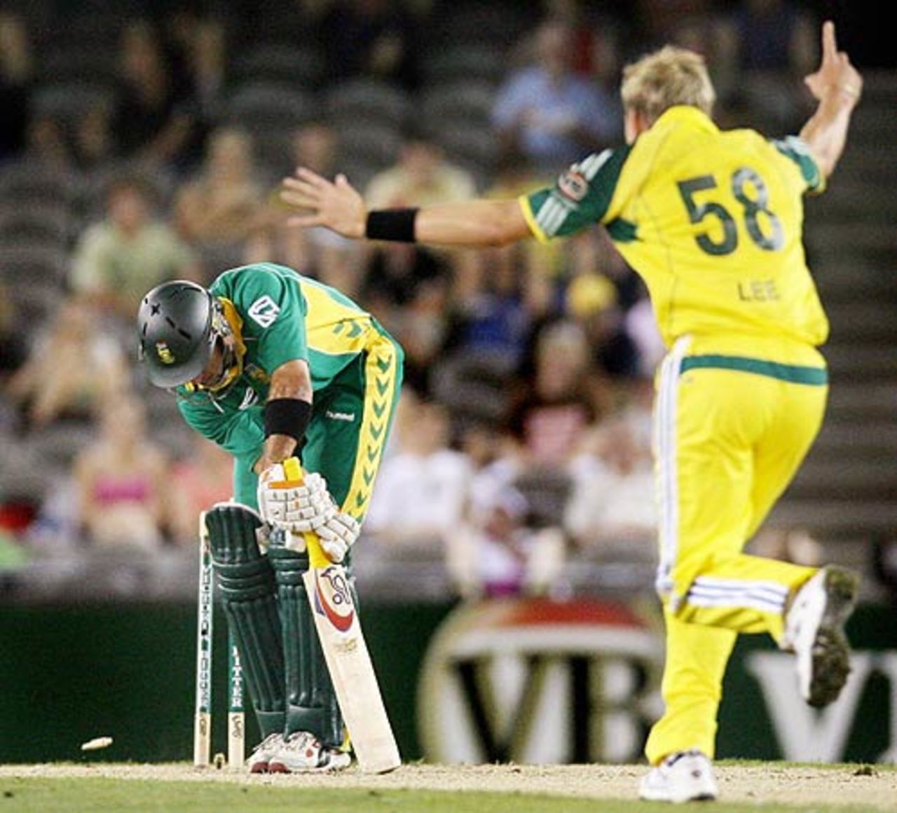 Brett Lee cleans up Justin Kemp to claim his fifth wicket of the innings, Australia v South Africa, VB Series, Telstra Dome, Melbourne, January 20, 2006