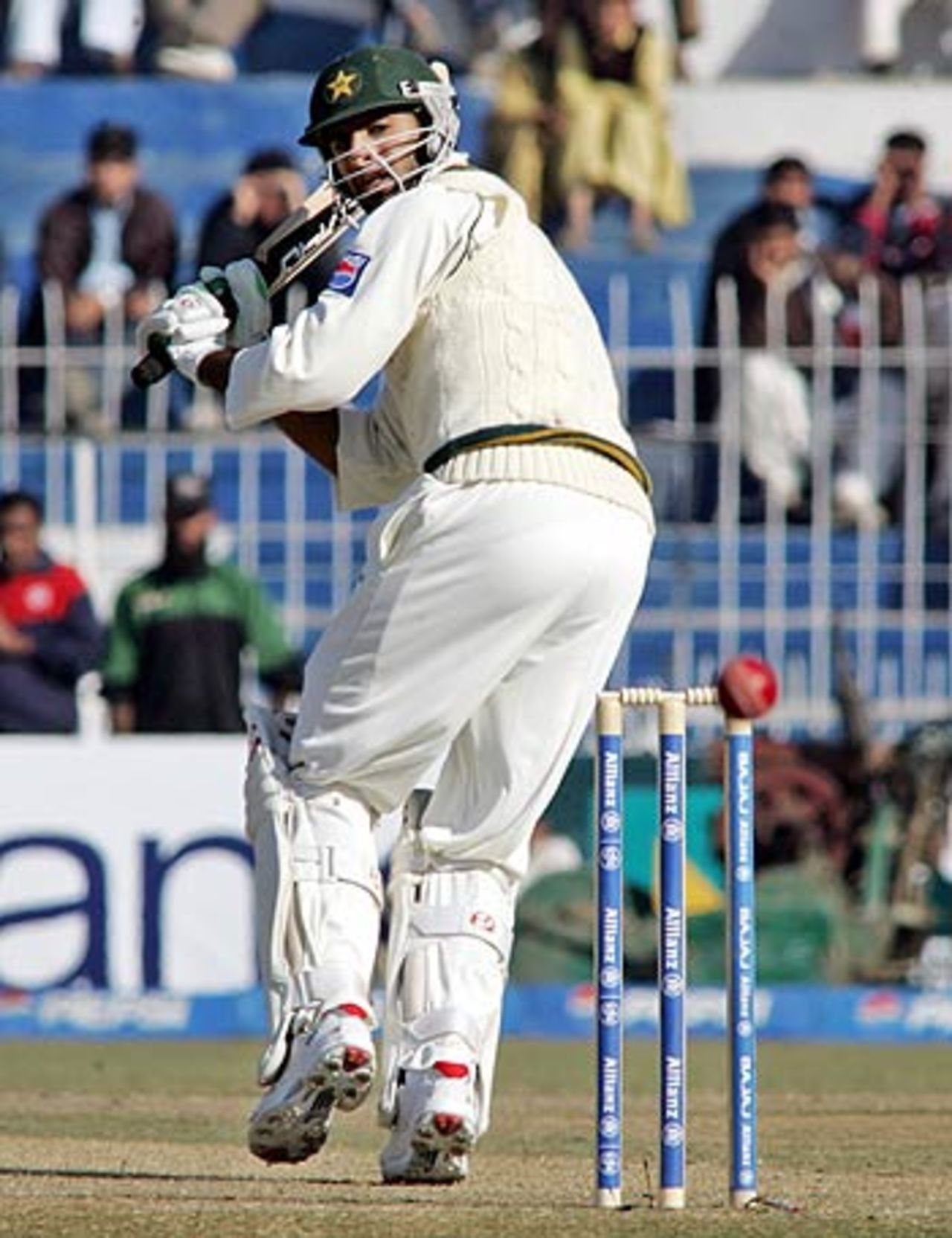 Shoaib Malik clips one to the fine-leg fence, Pakistan v India, 2nd Test, Faisalabad, 1st day, January 21, 2006