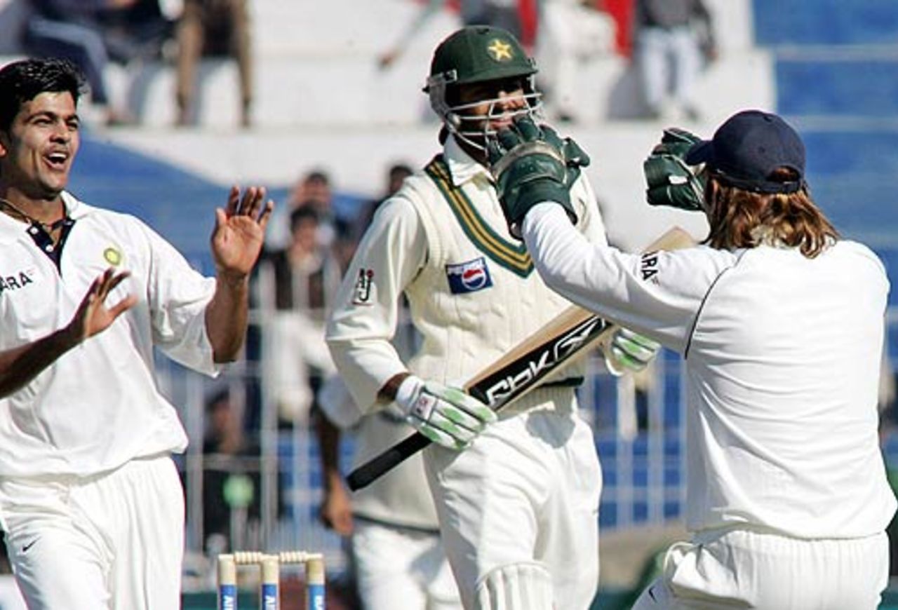 Rudra Pratap Singh and Mahendra Singh Dhoni celebrate Shoaib Malik's wicket, Pakistan v India, 2nd Test, Faisalabad, 1st day, January 21, 2006