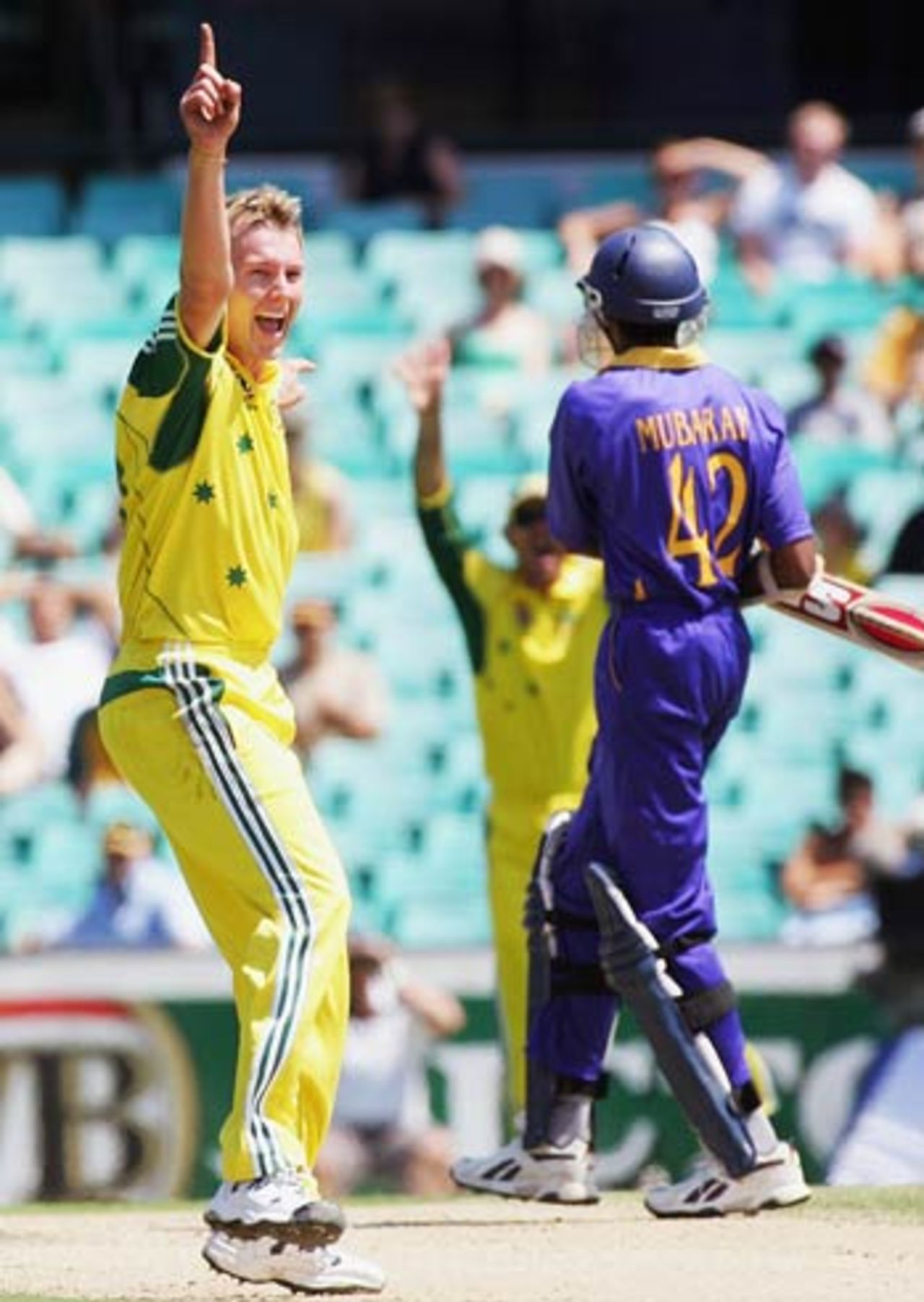 Jehan Mubarak falls to Brett Lee, Australia v Sri Lanka, VB Series, Sydney, January 22, 2006