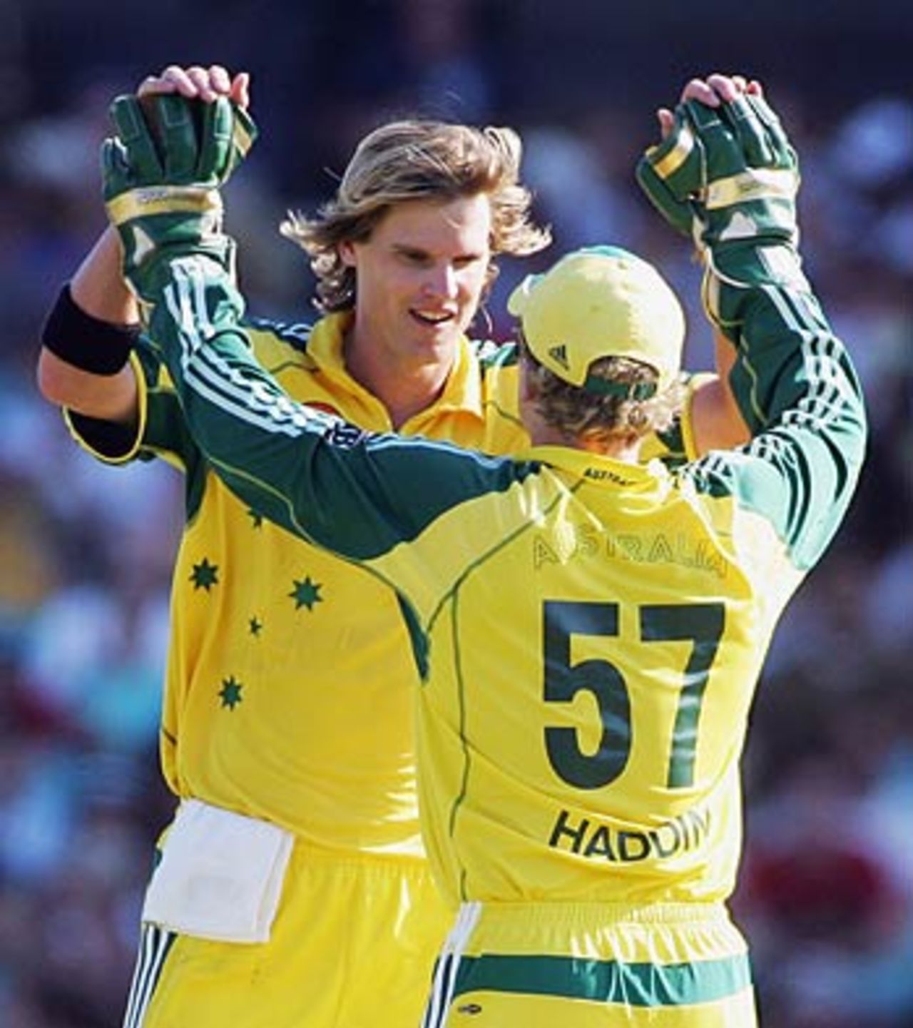 Nathan Bracken and Brad Haddin celebrate Mahela Jayawardene's wicket, Australia v Sri Lanka, VB Series, Sydney, January 22, 2006