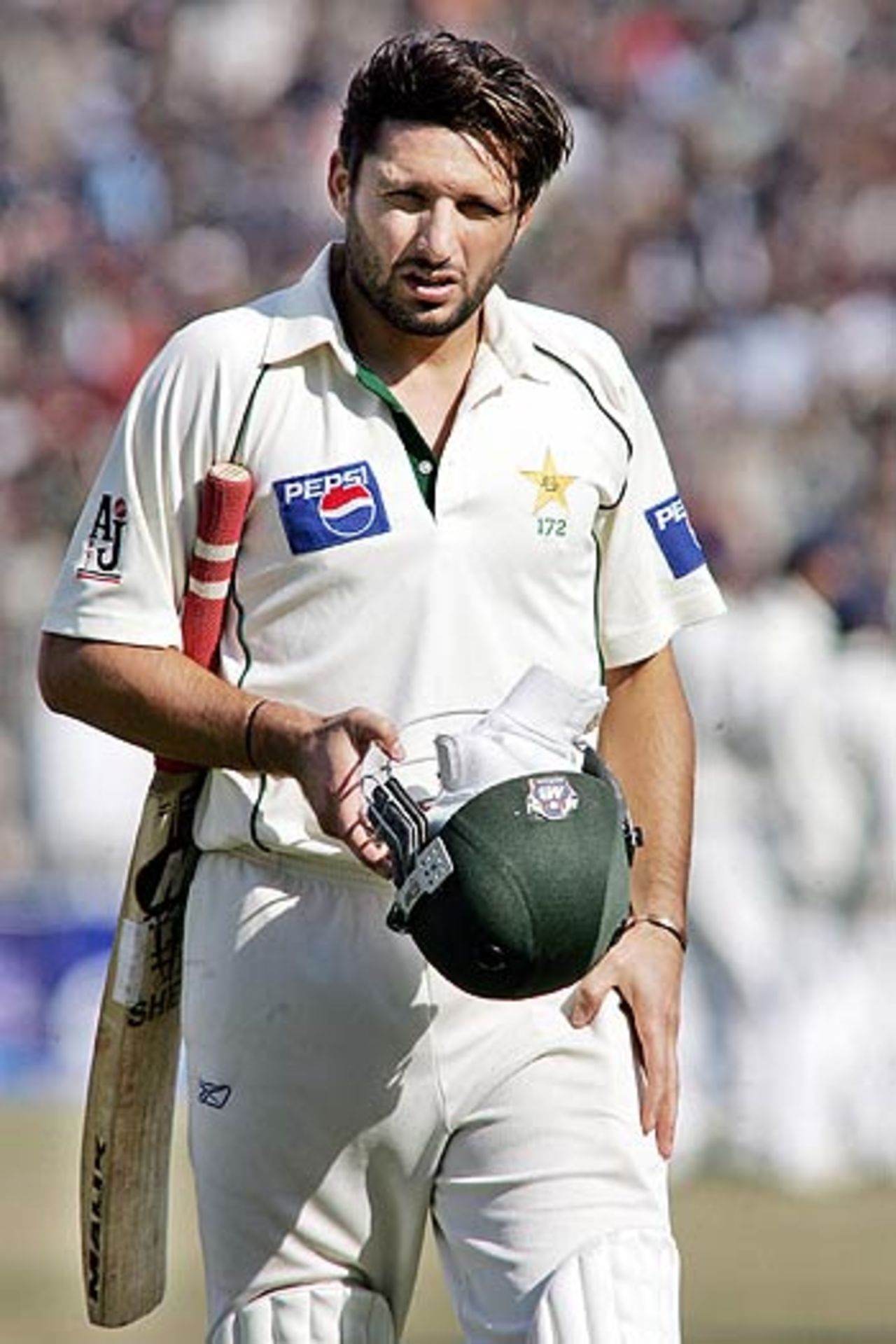 Shahid Afridi walks back to the pavilion after his brilliant knock of 156, Pakistan v India, 2nd Test, Faisalabad, 2nd day, January 22, 2006