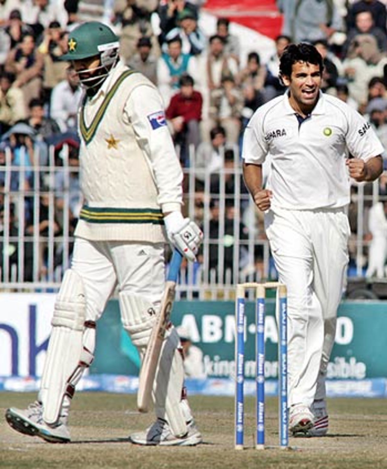 Zaheer Khan dismissed Inzamam-ul-Haq for 119, Pakistan v India, 2nd Test, Faisalabad, 2nd day, January 22, 2006