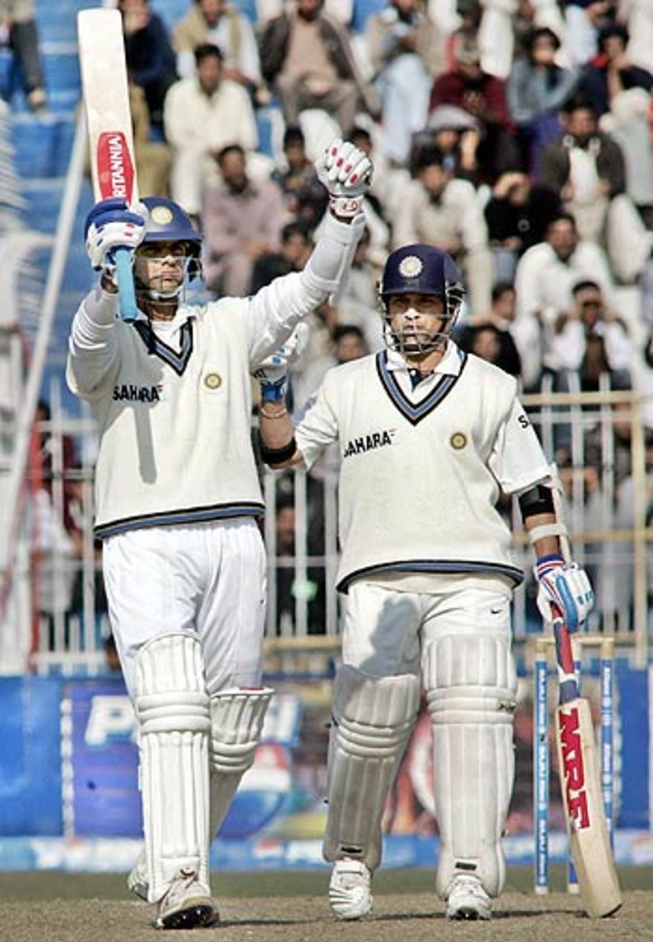Rahul Dravid acknowledges the crowd as Sachin Tendulkar looks on, Pakistan v India, 2nd Test, 3rd day, Faisalabad, January 23, 2006