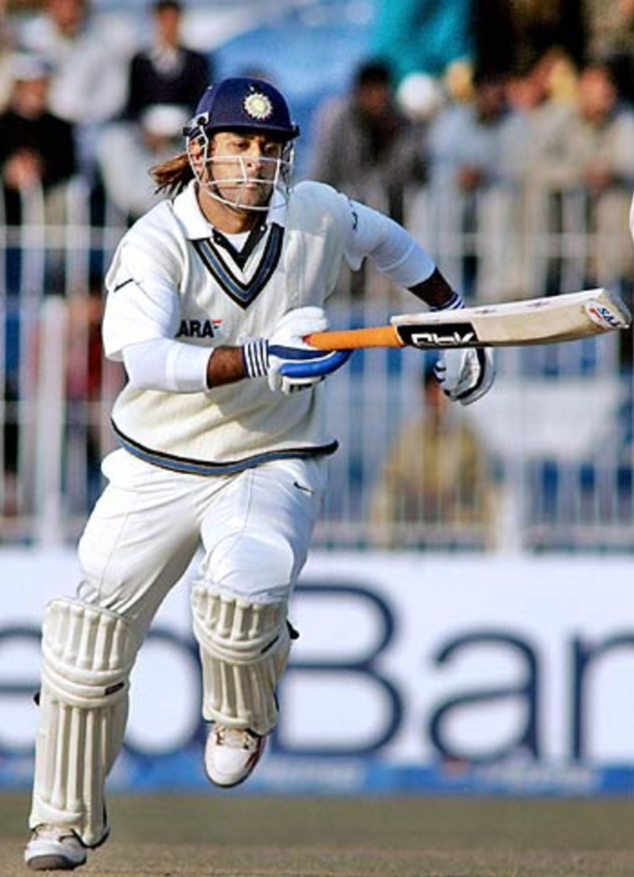 Mahendra Singh Dhoni refused to get bogged down by the occasion, Pakistan v India, 2nd Test, 3rd day, Faisalabad, January 23, 2006