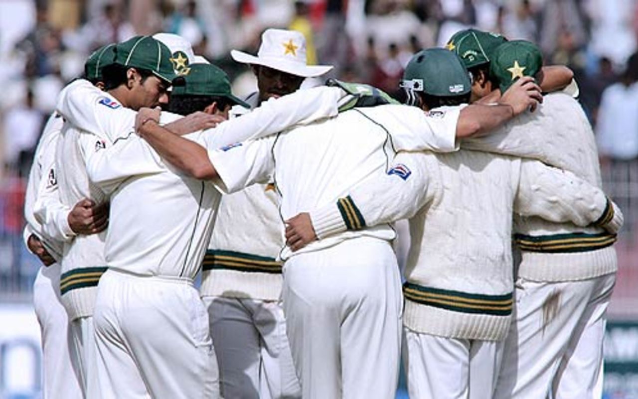 Pakistan players get together for a team huddle after the fall of a wicket, Pakistan v India, 2nd Test, 4th day, Faisalabad, January 24 2006