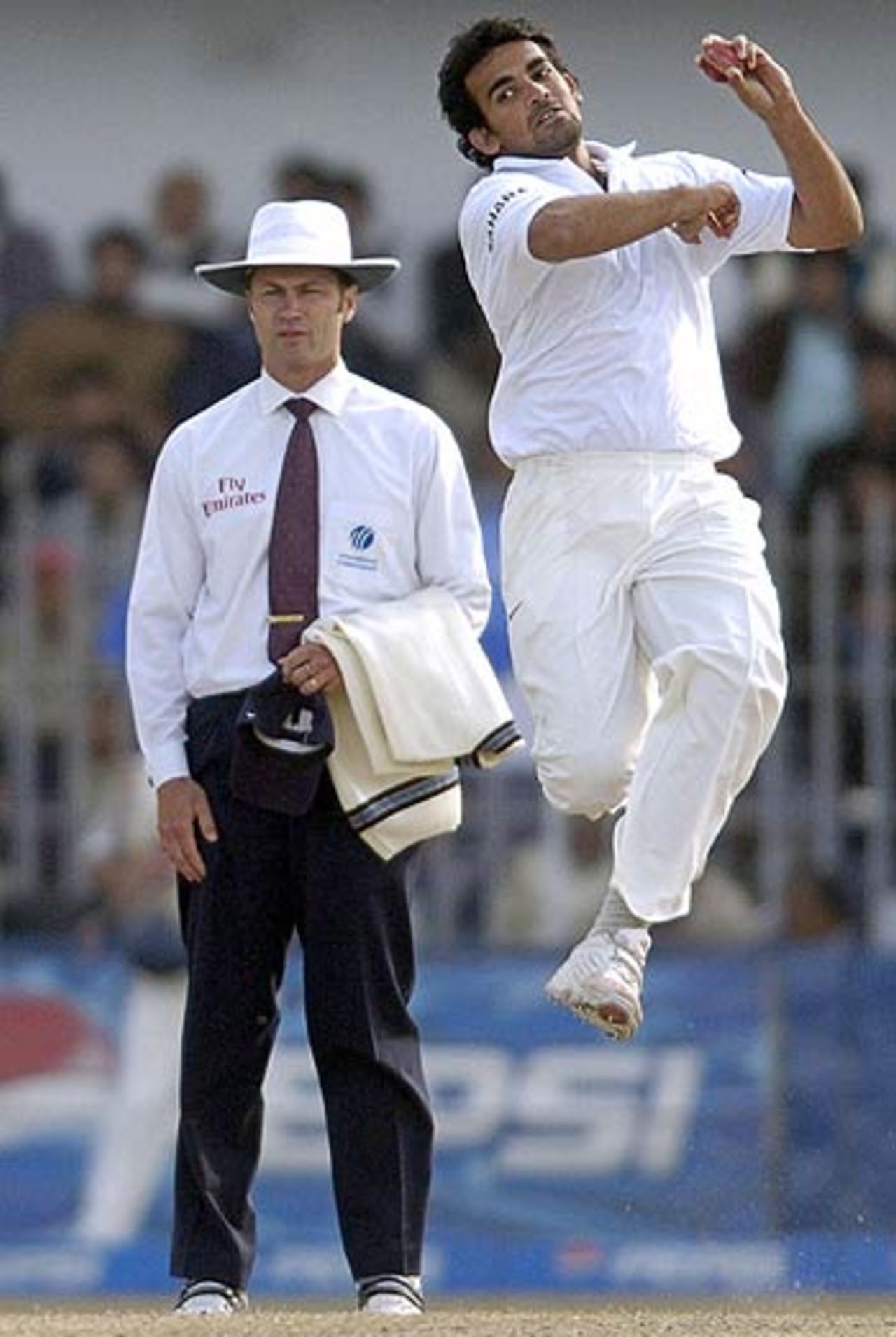 Zaheer Khan at his delivery stride, Pakistan v India, 2nd Test, 4th day, Faisalabad, January 24 2006