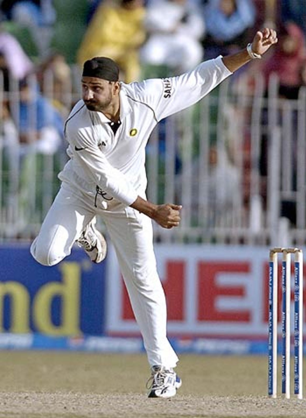 Harbhajan Singh bowls during Pakistan's second innings, Pakistan v India, 2nd Test, 4th day, Faisalabad, January 24 2006