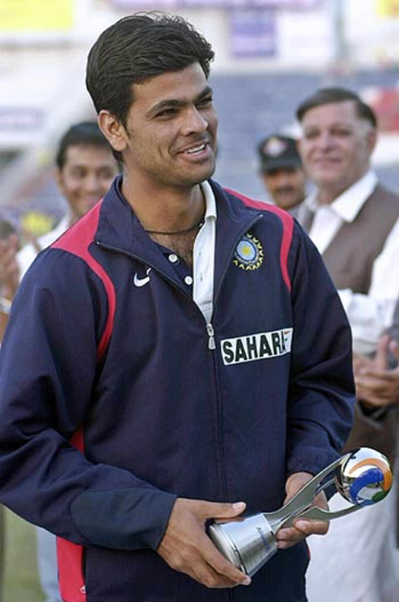 Rudra Pratap Singh receives his Man of the Match award, Pakistan v India, 2nd Test, 5th day, Faisalabad, January 25 2006