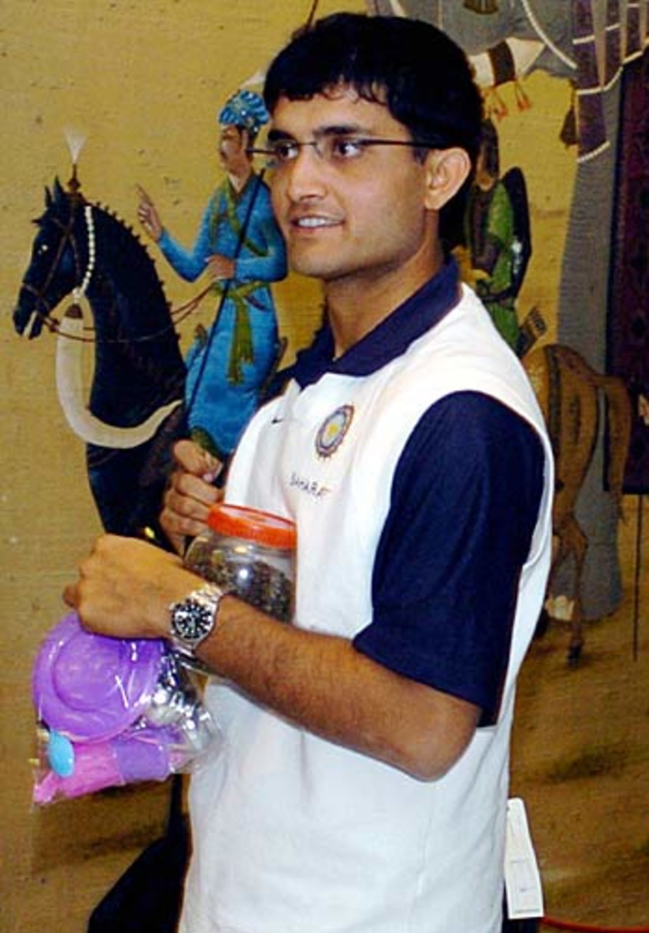 Sourav Ganguly arrives at the Indian team's hotel in Karachi, January 26, 2006