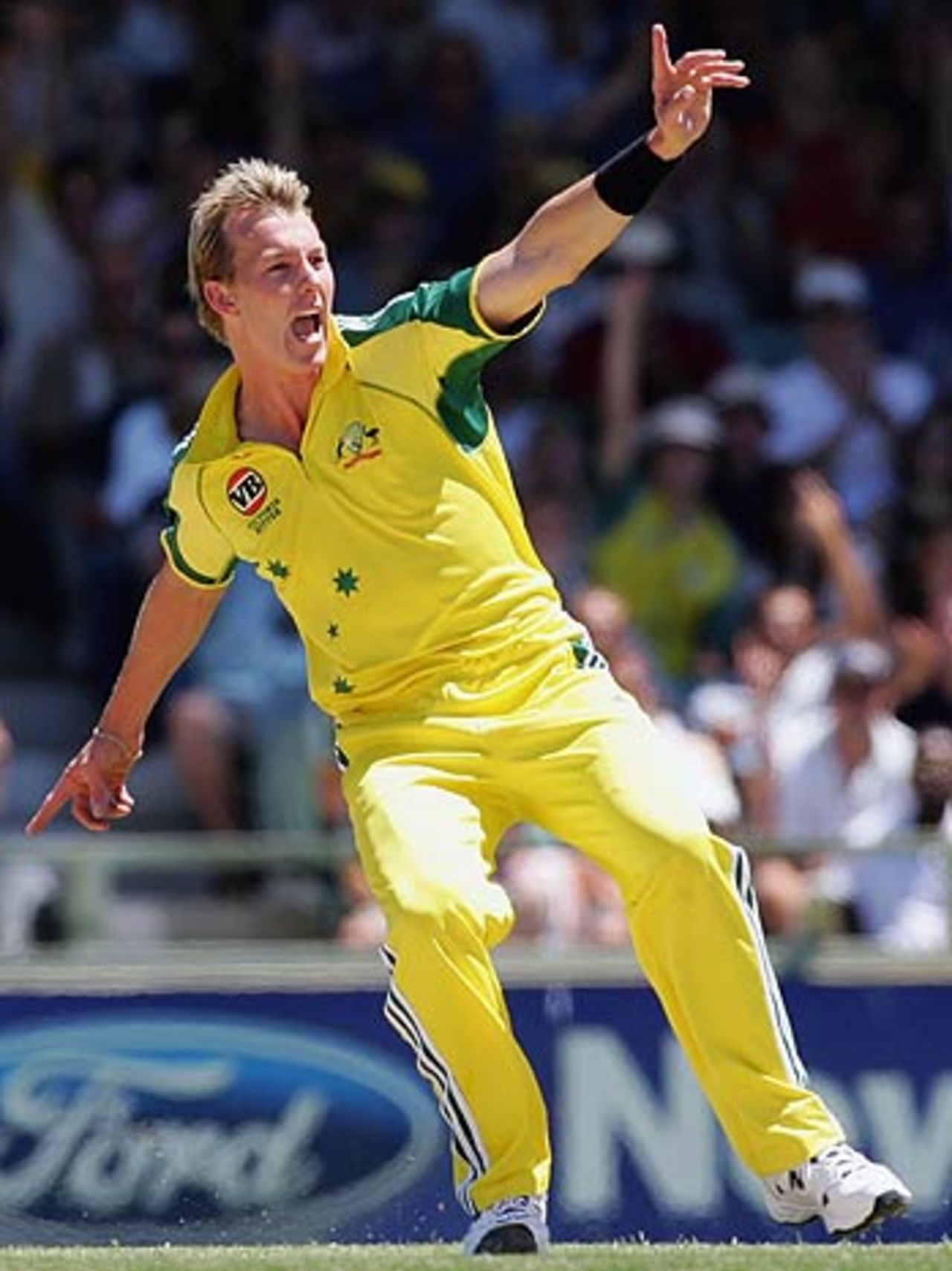 Brett Lee got Australia off to a good start by dismissing Sanath Jayasuriya, Australia v Sri Lanka, 8th Match, VB Series, Perth, January 29, 2006