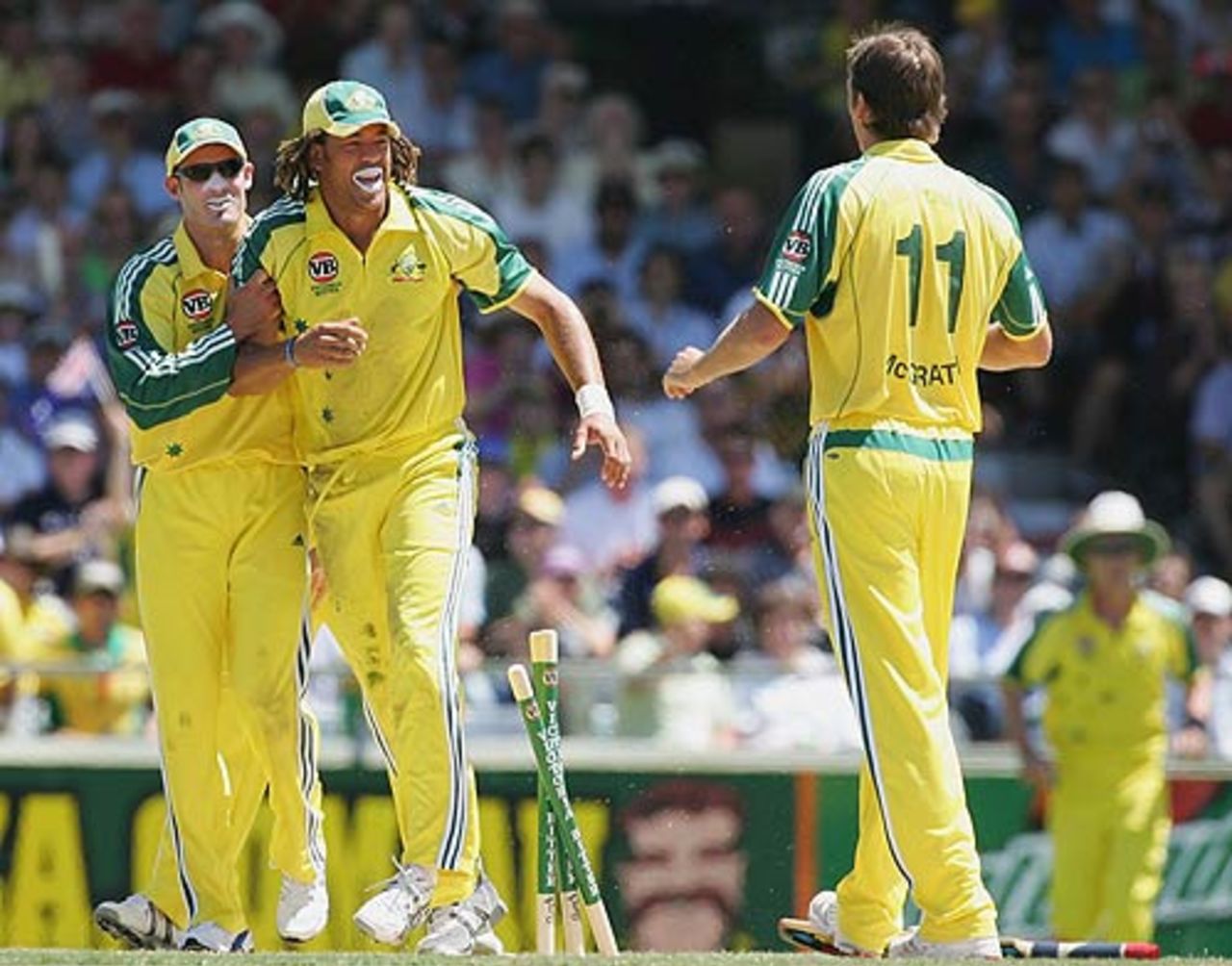 Andrew Symonds is congratulated for his brilliant fielding effort, Australia v Sri Lanka, 8th Match, VB Series, Perth, January 29, 2006