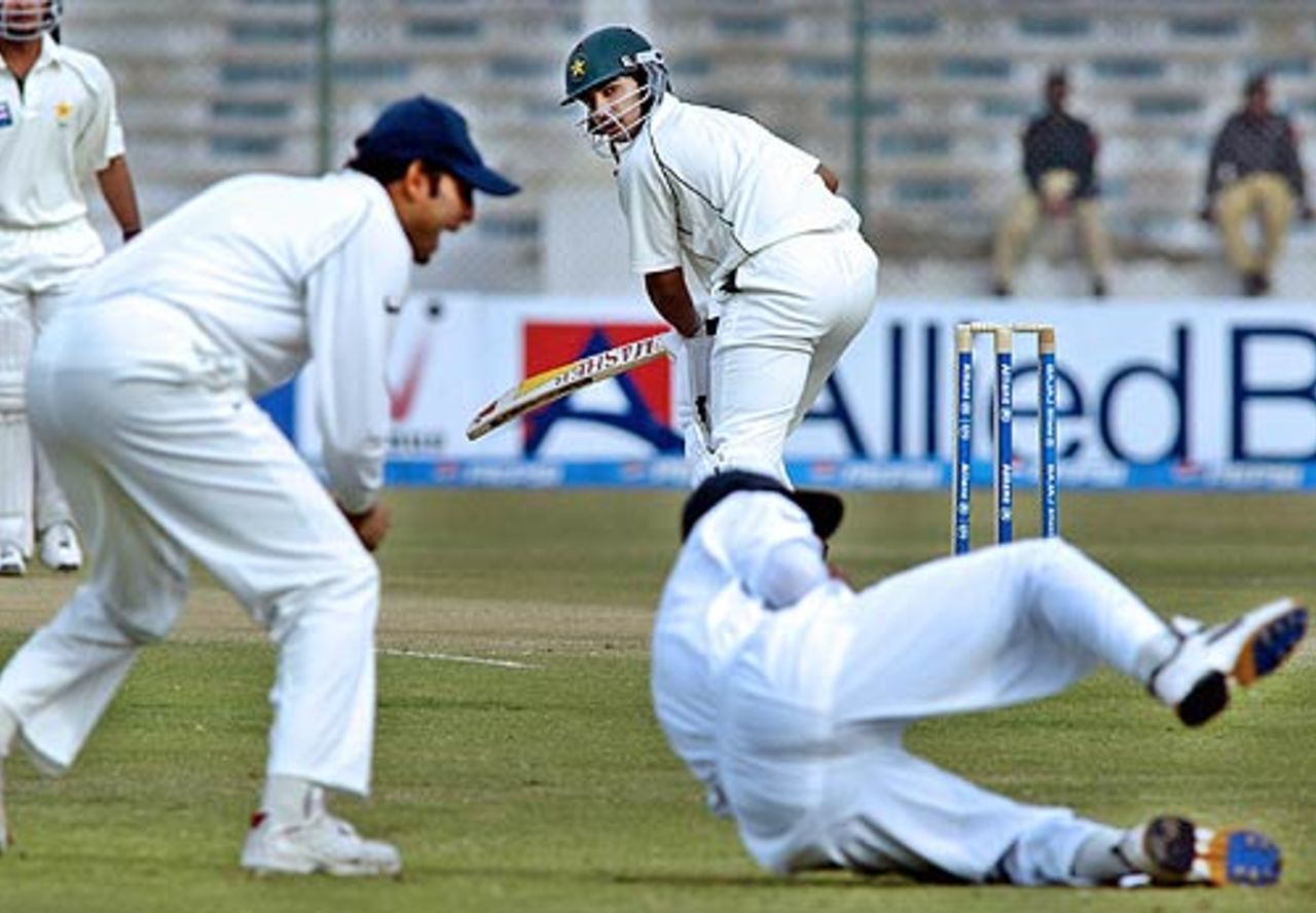 Irfan Pathan's first wicket: Rahul Dravid snaps up Salman Butt, India v Pakistan, 3rd Test, Karachi, 1st day, January 29, 2006