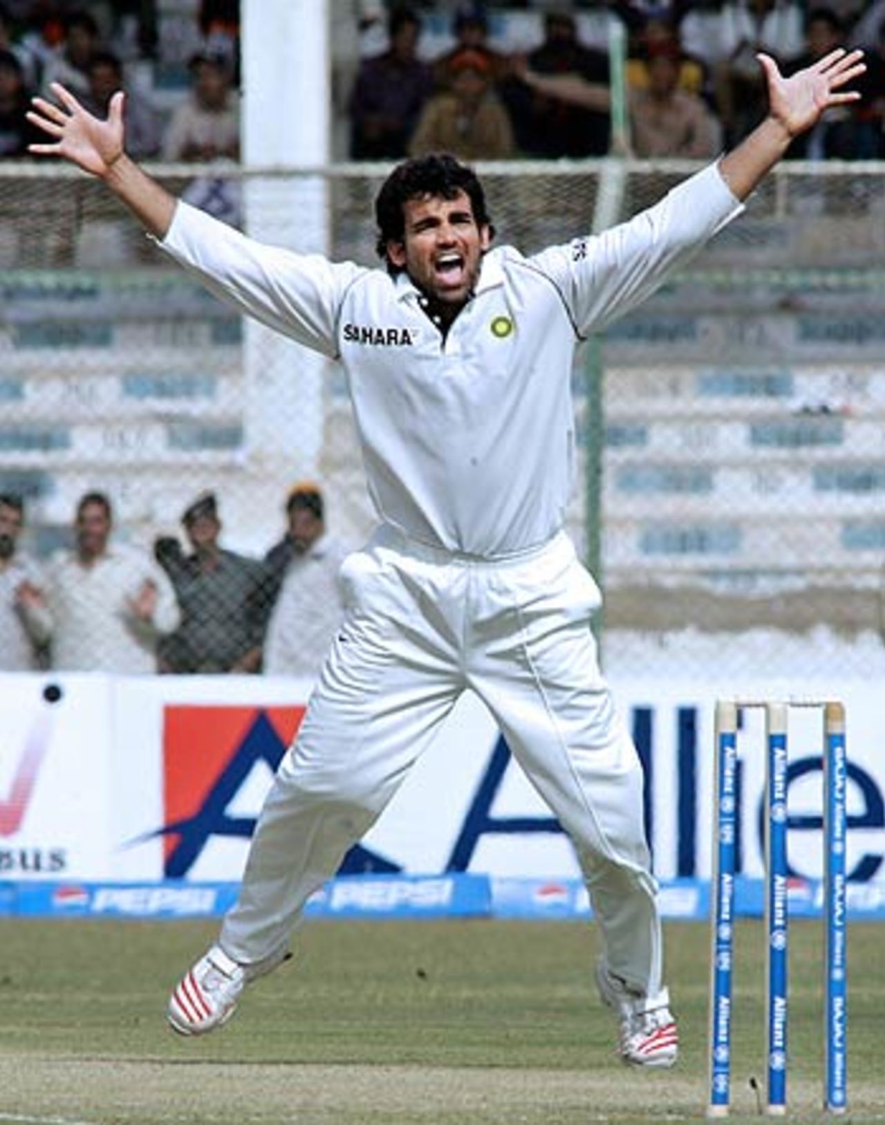 Zaheer Khan appeals successfully against Faisal Iqbal, India v Pakistan, 3rd Test, Karachi, 1st day, January 29, 2006