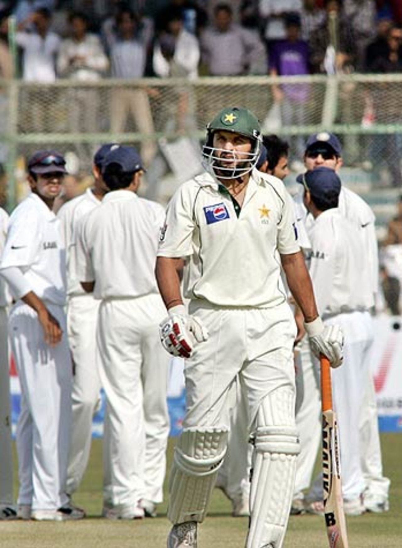 Shahid Afridi was bowled by Zaheer Khan for 10, India v Pakistan, 3rd Test, Karachi, 1st day, January 29, 2006