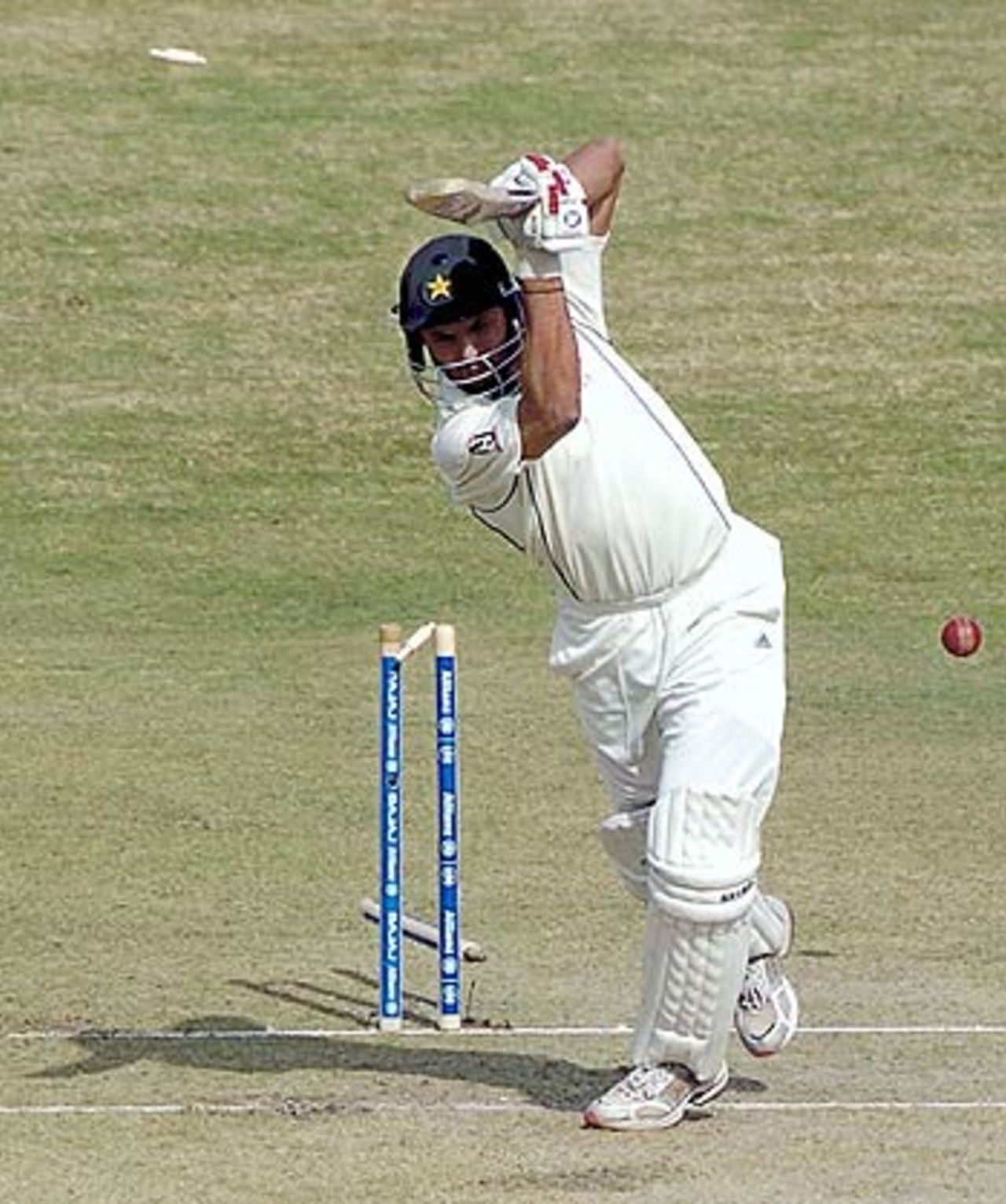 Shahid Afridi loses his leg stump, India v Pakistan, 3rd Test, Karachi, 1st day, January 29, 2006