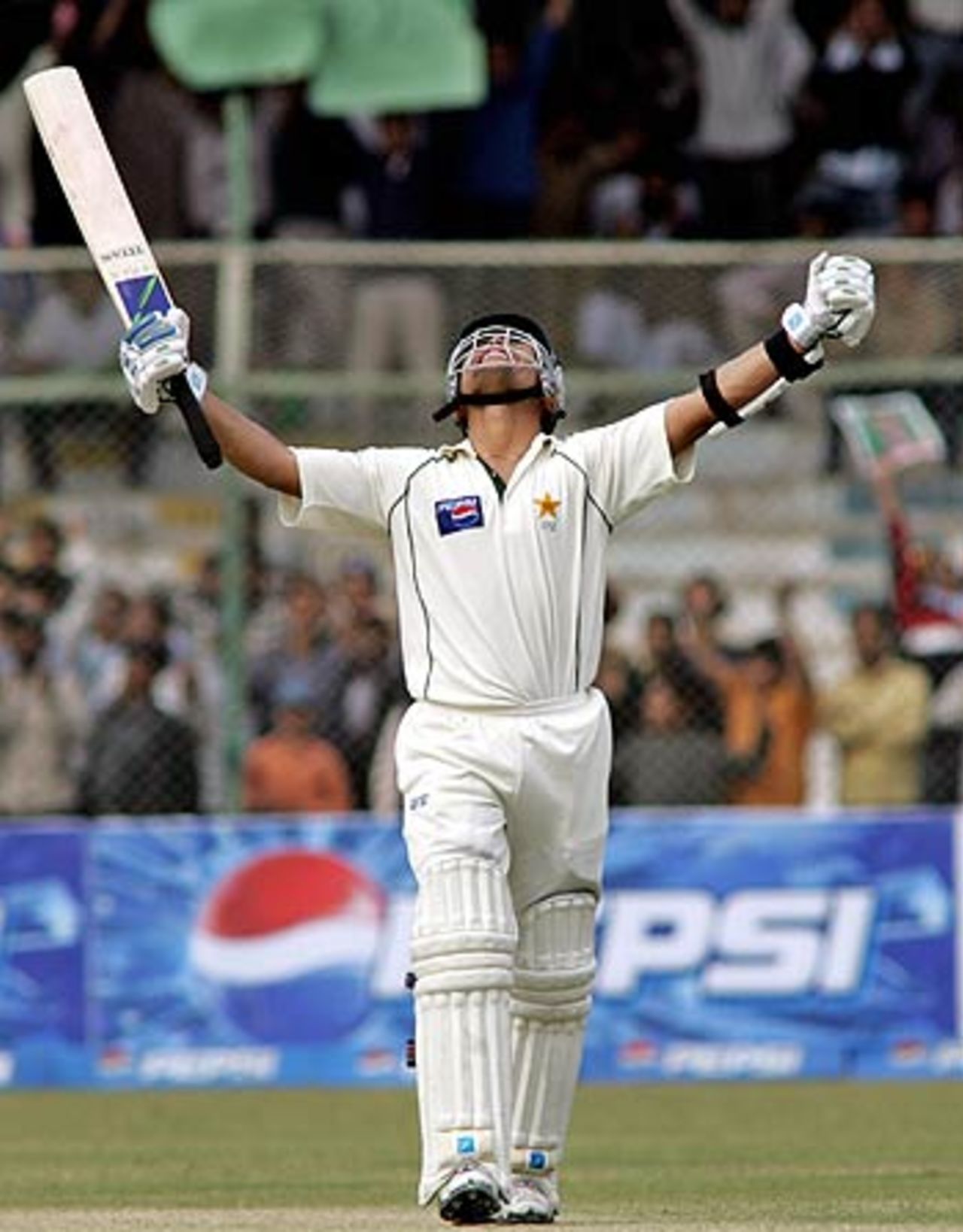 Kamran Akmal hit a superb century under pressure, India v Pakistan, 3rd Test, Karachi, 1st day, January 29, 2006