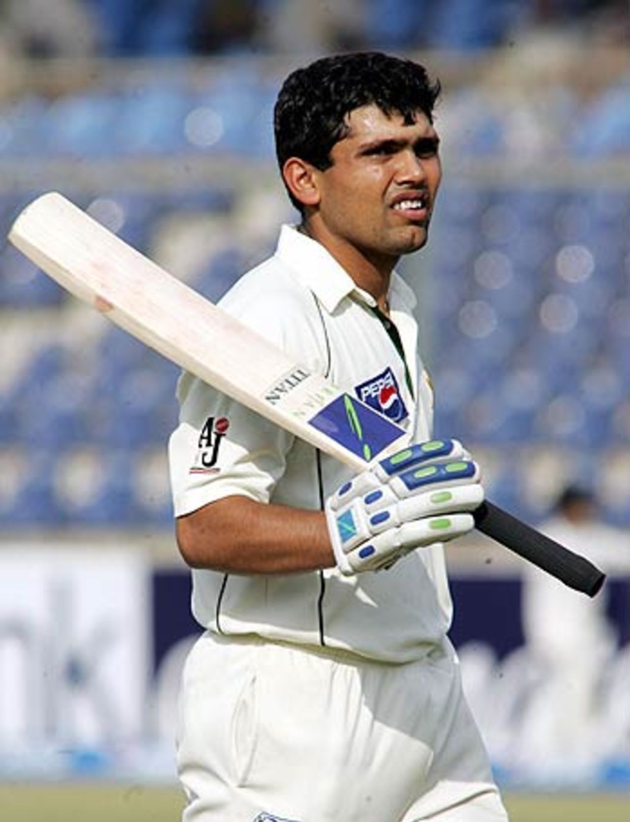 Kamran Akmal returns to the pavilion after scoring 113, Pakistan v India, 3rd Test, 1st day, Karachi, January 29 2006