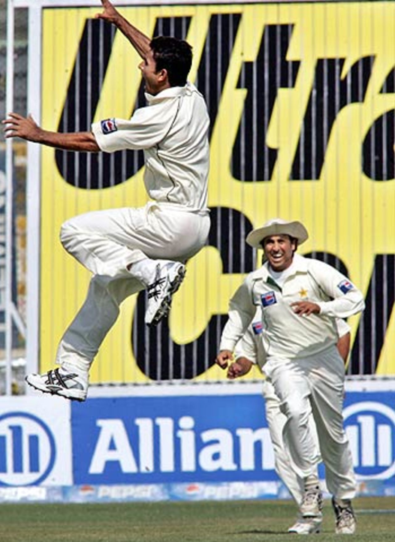 Abdul Razzaq is elated after dismissing Mahendra Singh Dhoni, Pakistan v India, 3rd Test, 2nd day, Karachi, January 30 2006