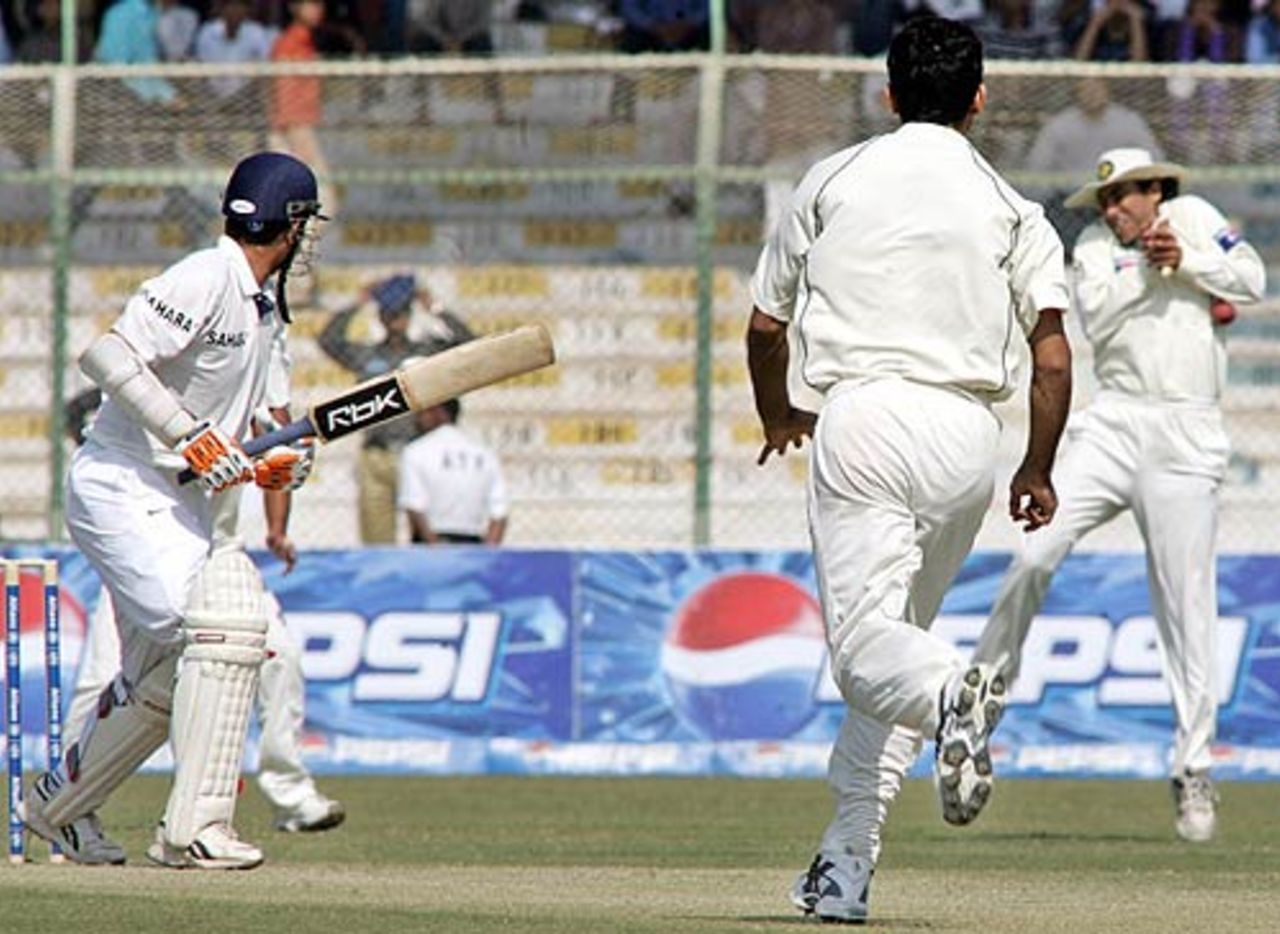 Younis Khan drops Irfan pathan at second slip, Pakistan v India, 3rd Test, 2nd day, Karachi, January 30 2006