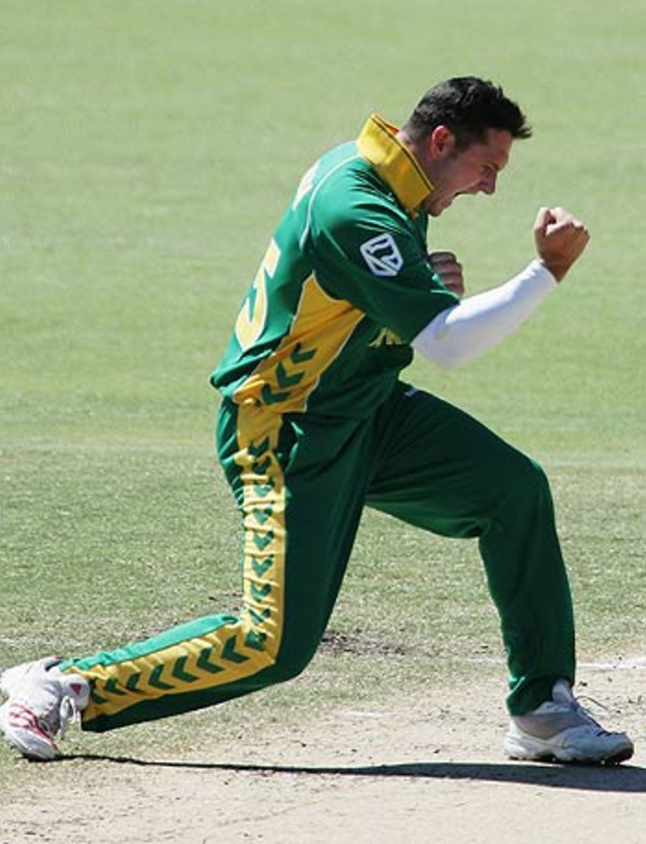 Graeme Smith pumps his fists after claiming a third wicket, South Africa v Sri Lanka, 9th match, VB Series, Perth, January 31, 2006