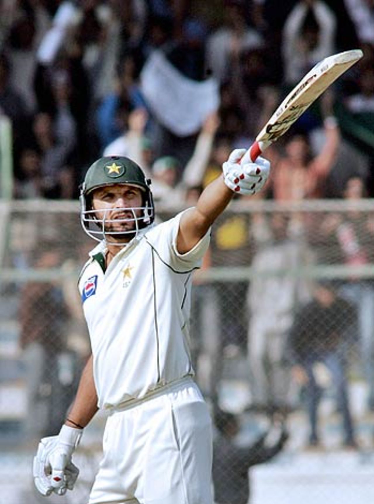 Shahid Afridi raises his bat after scoring a half-century, Pakistan v India, 3rd Test, 3rd day, Karachi, January 31 2006
