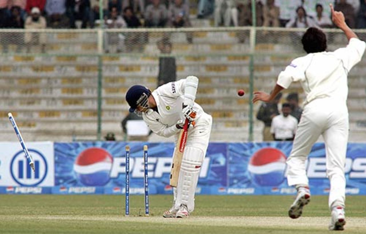 Mohammad Asif bowls Virender Sehwag to leave India on 8 for 2 in pursuit of 607, Pakistan v India, 3rd Test, 4th day, Karachi, February 1,2006
