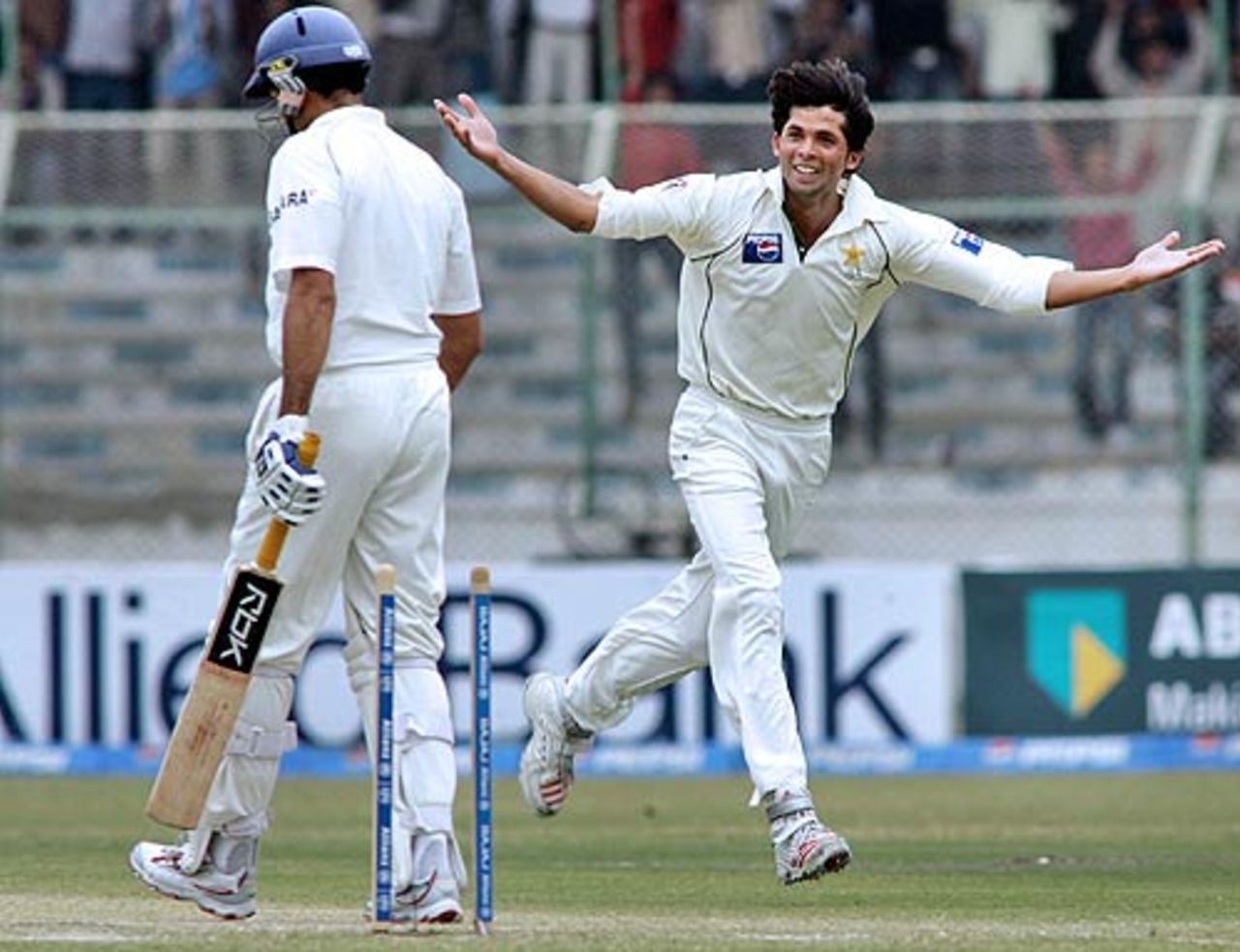 Mohammad Asif nails VVS Laxman, Pakistan v India, 3rd Test, 4th day, Karachi, February 1,2006