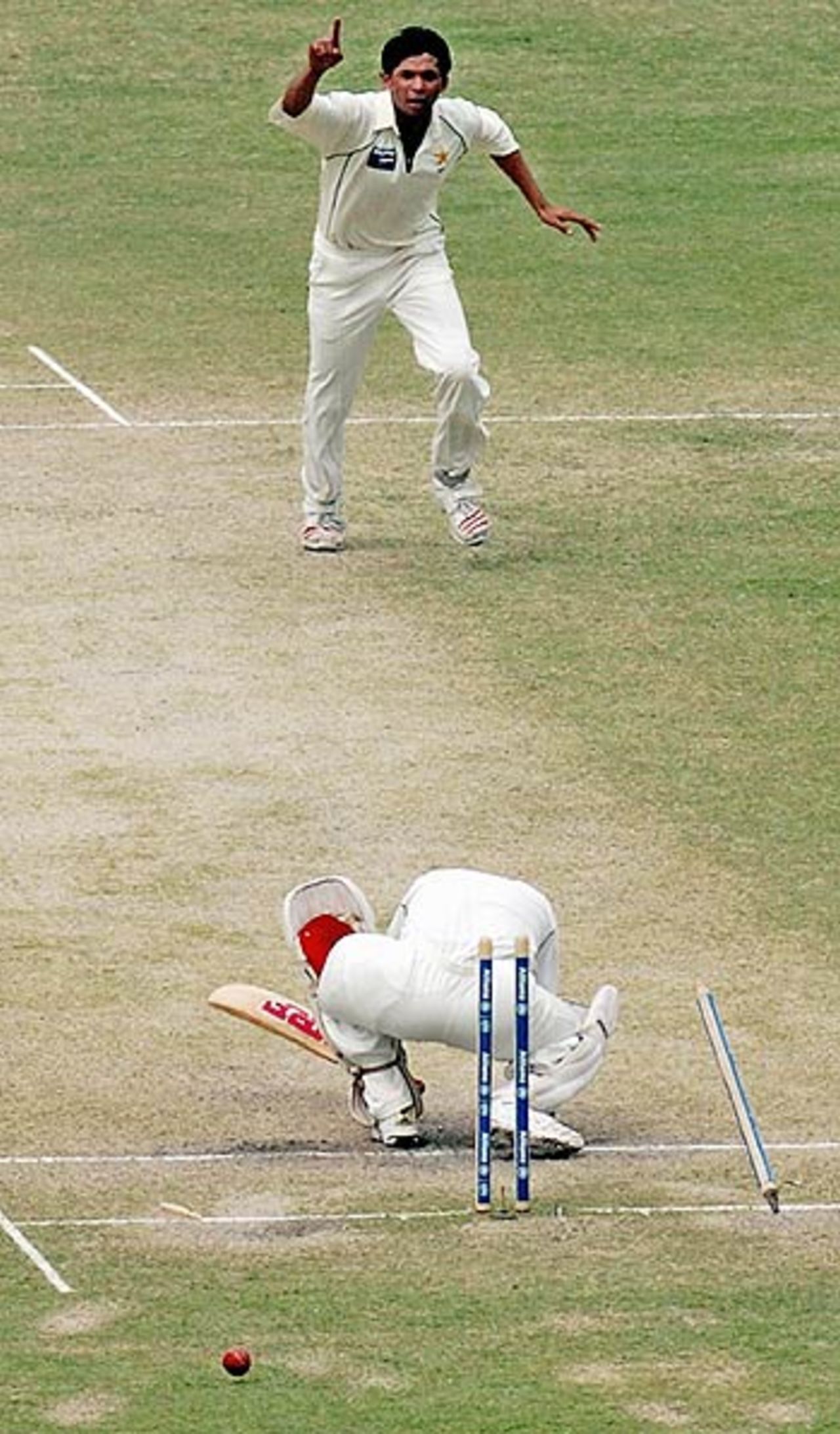 Sachin Tendulkar bowled by Mohammad Asif, Pakistan v India, 3rd Test, 4th day, Karachi, February 1,2006