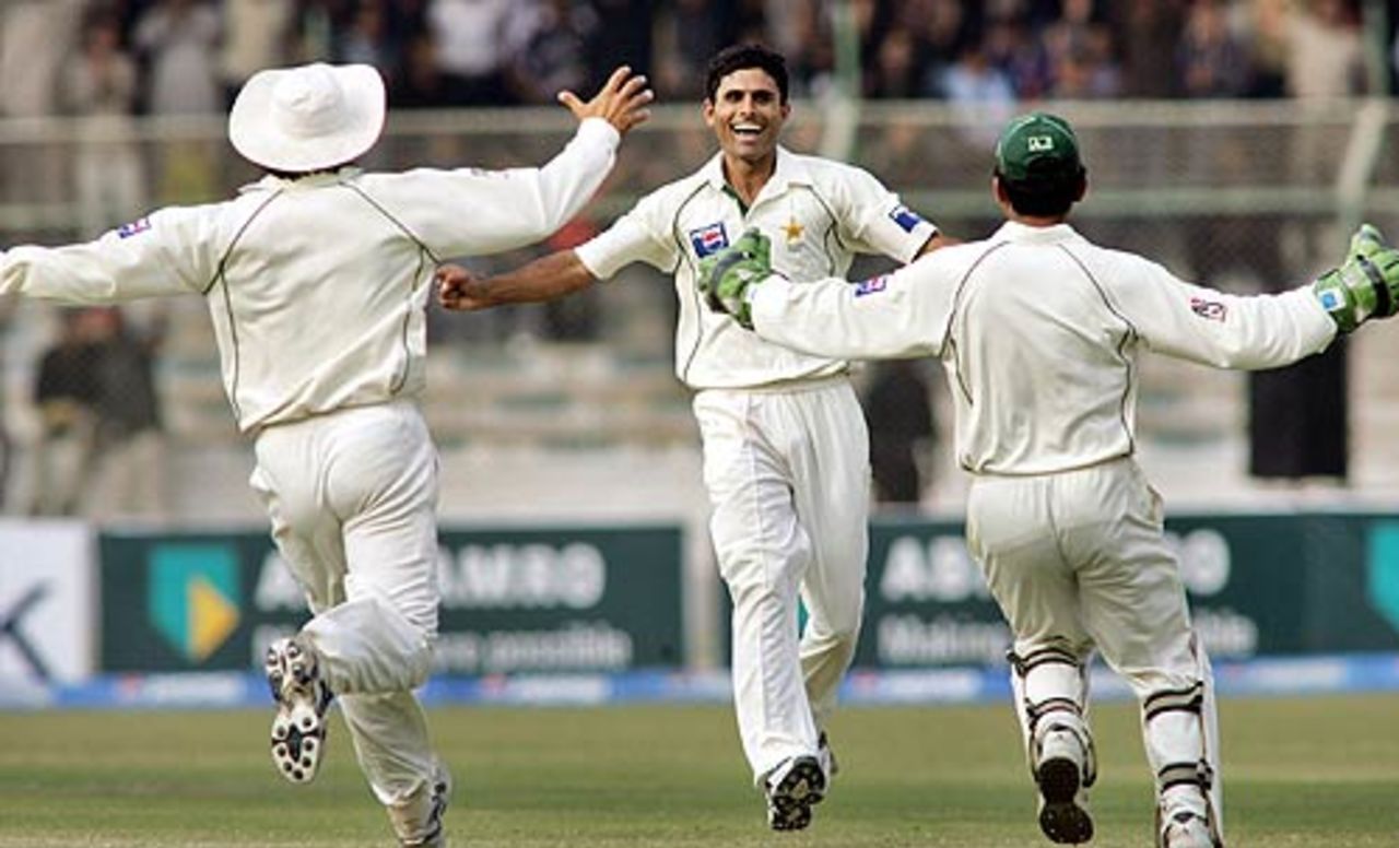 Abdul Razzaq is about to be mobbed after getting rid of Irfan Pathan, Pakistan v India, 3rd Test, 4th day, Karachi, February 1,2006