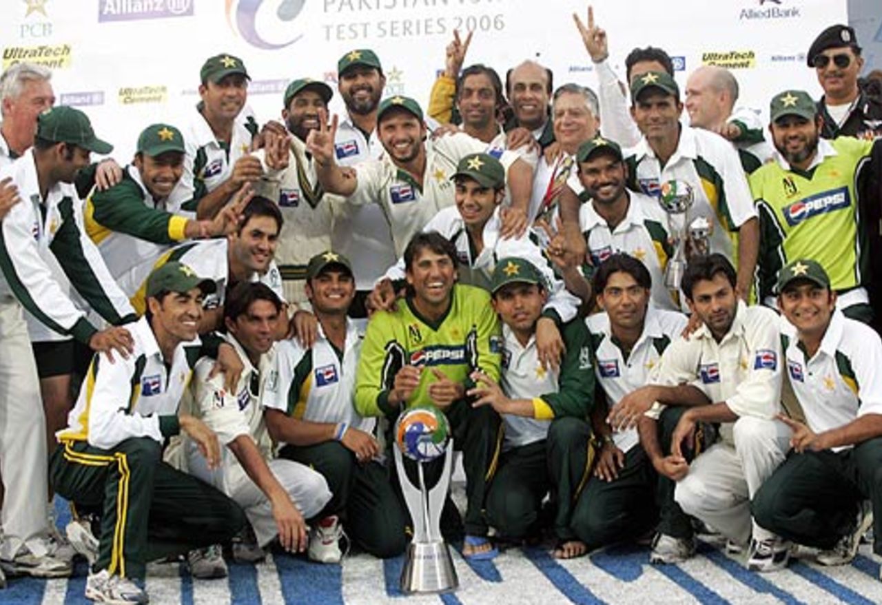 The victorious Pakistan team pose with the trophy, Pakistan v India, 3rd Test, 4th day, Karachi, February 1,2006