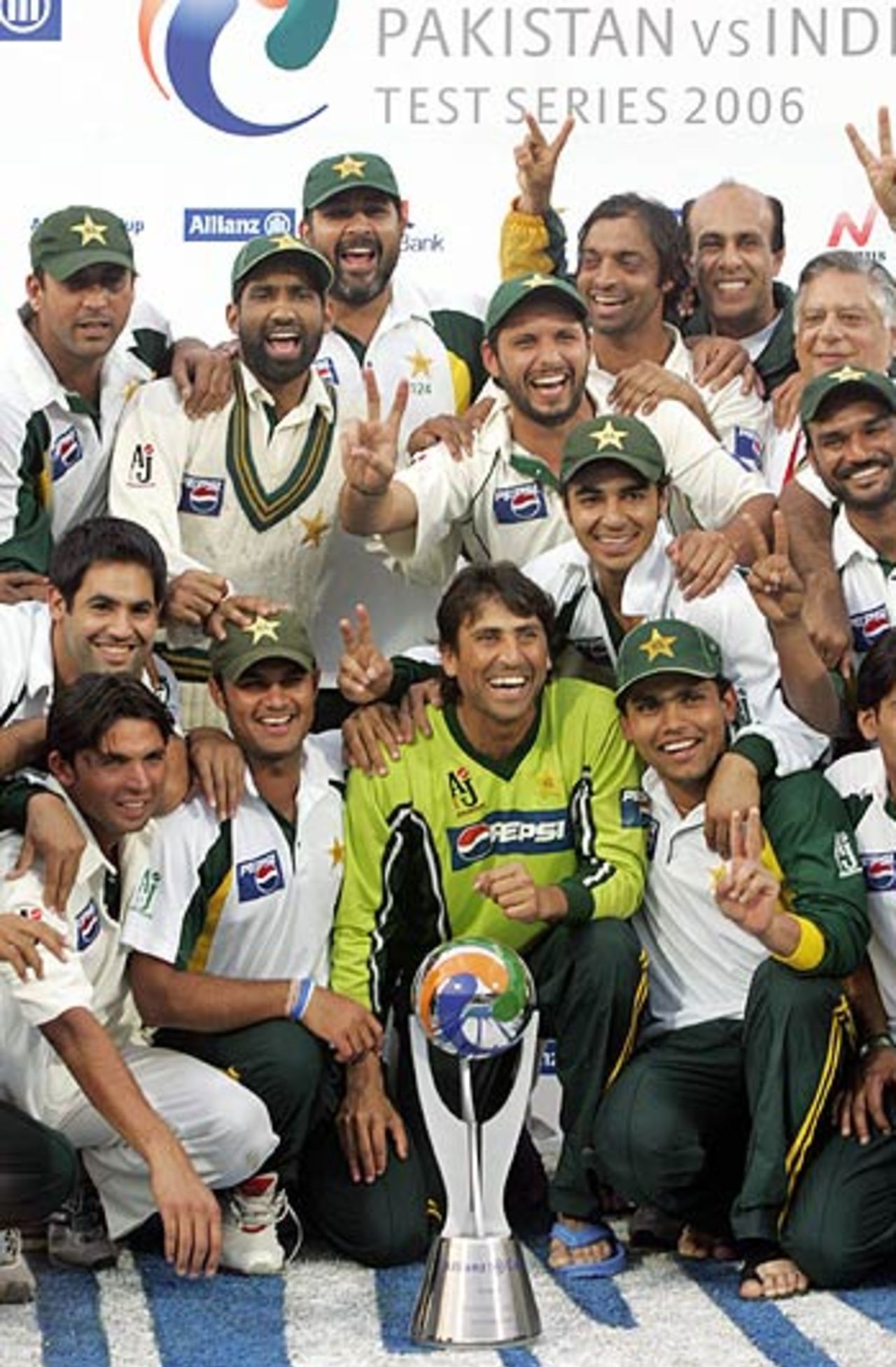 Pakistan celebrate their 1-0 series win over India, Pakistan v India, 3rd Test, 4th day, Karachi, February 1,2006