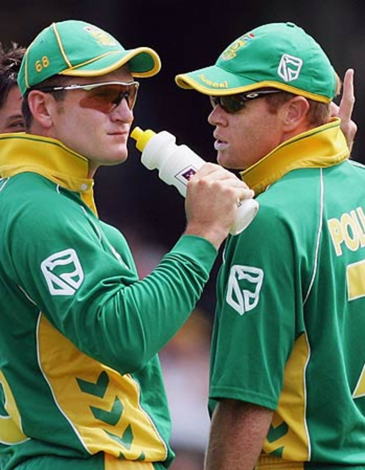 Graeme Smith and Shaun Pollock talk tactics during a drinks break, Australia v South Africa, VB Series, Sydney, February 5, 2006