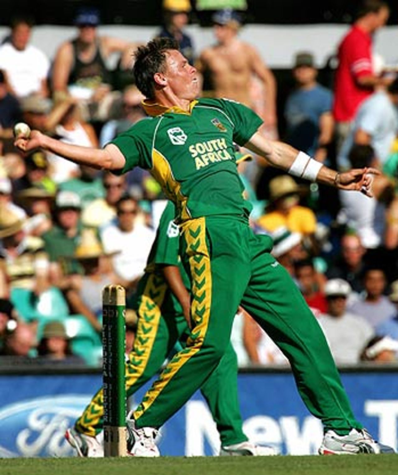 Johan Botha bowls at the SCG, Australia v South Africa, VB Series, Sydney, February 5, 2006