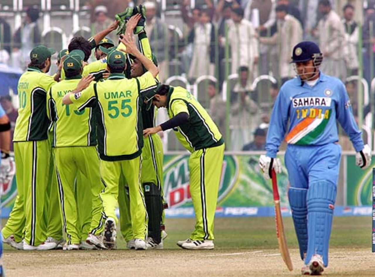 Mohammad Asif dismissed Virender Sehwag off his first ball, Pakistan v India, 1st ODI, Peshawar, February 6, 2006