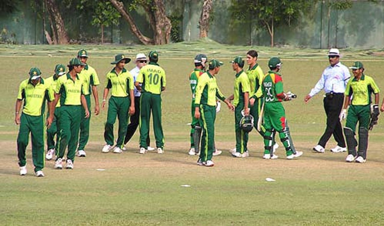 Pakistan Under-19 cricketers congratulate Bangladesh on their four-wicket win, Bangladesh Under-19s v Pakistan Under-19s, 13th match, ICC Under-19 World Cup, Colombo, February 8, 2006