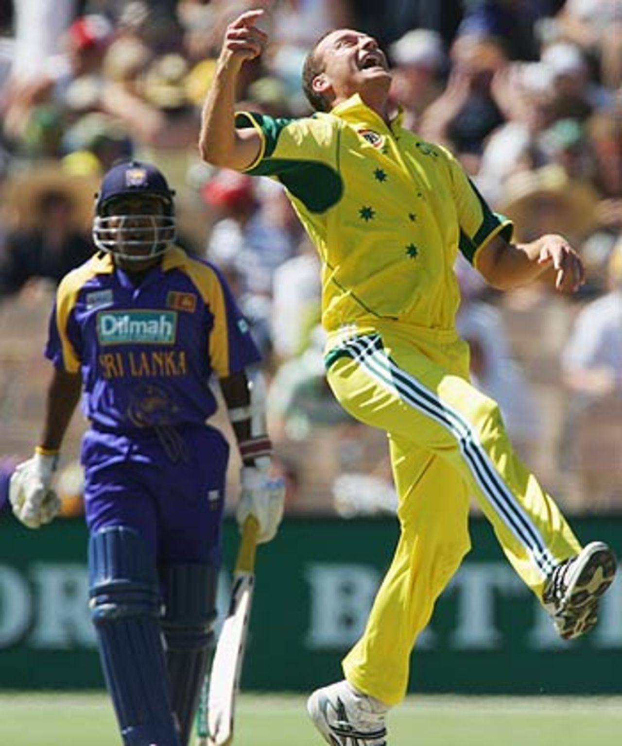 Stuart Clark celebrates his return catch to dismiss Mahela Jayawardene, Australia v Sri Lanka, VB Series, 1st Final, Adelaide, February 10, 2006