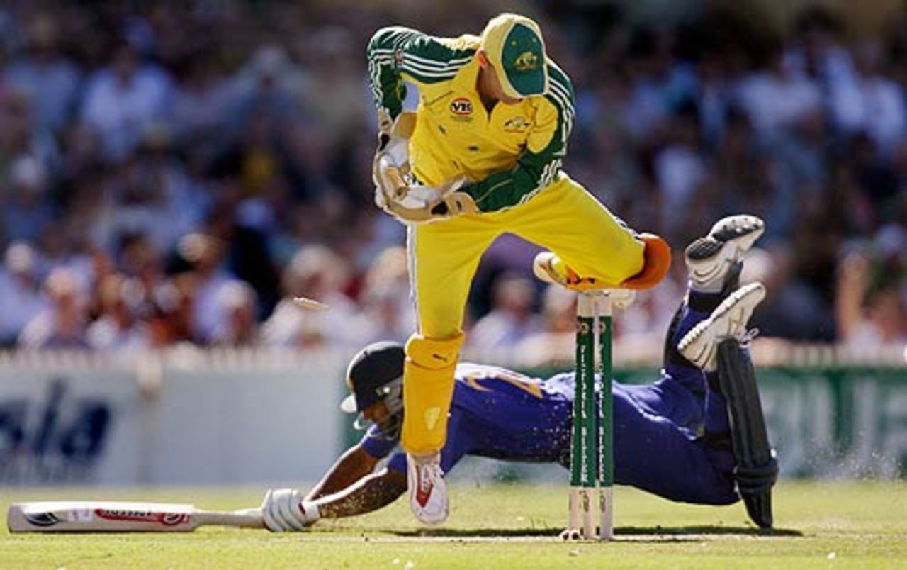 Adam Gilchrist runs out Chaminda Vaas, Australia v Sri Lanka, VB Series, 1st Final, Adelaide, February 10, 2006