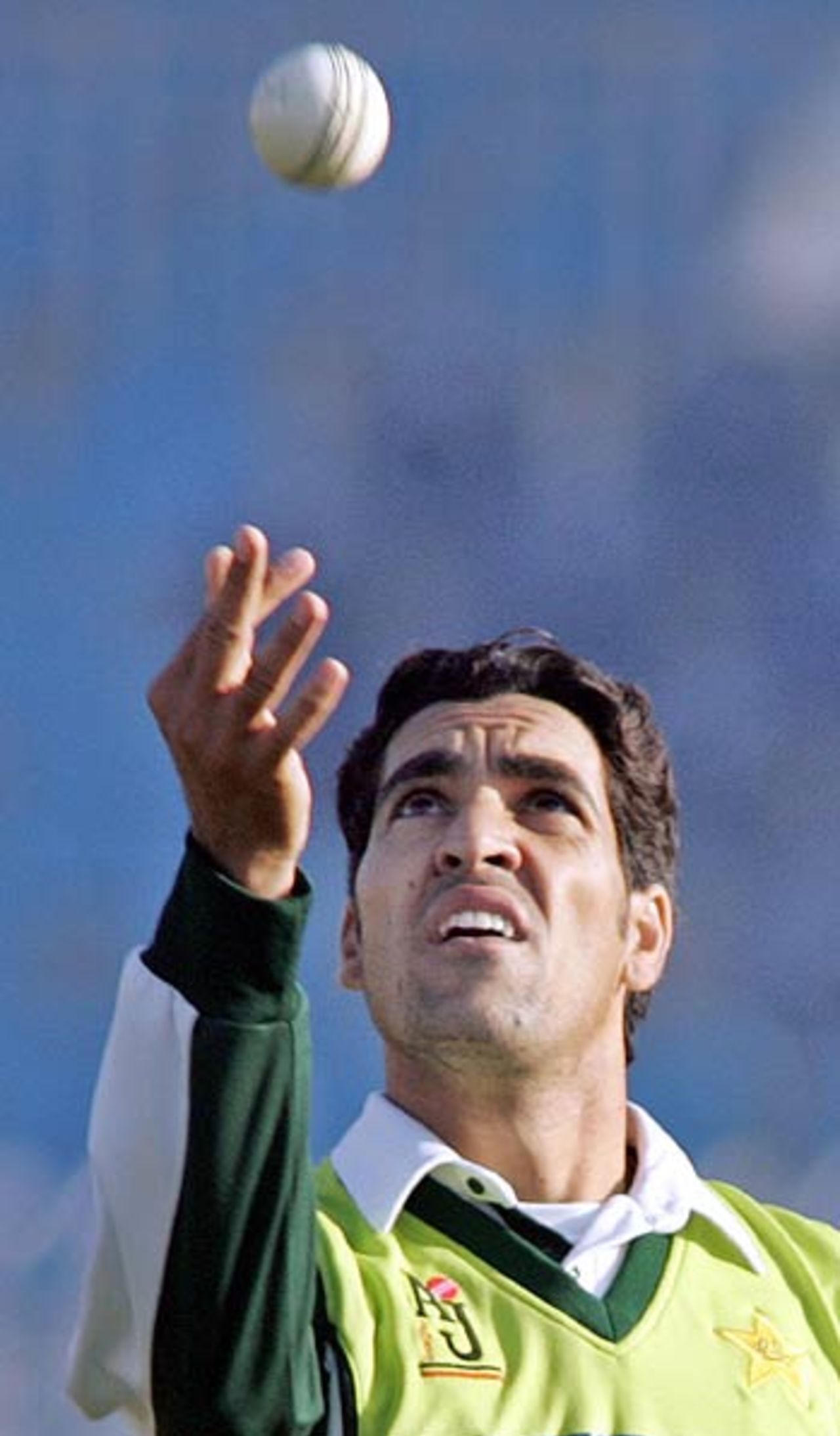Umar Gul during practice on the eve of the second ODI against India, Rawalpindi, February 10, 2006