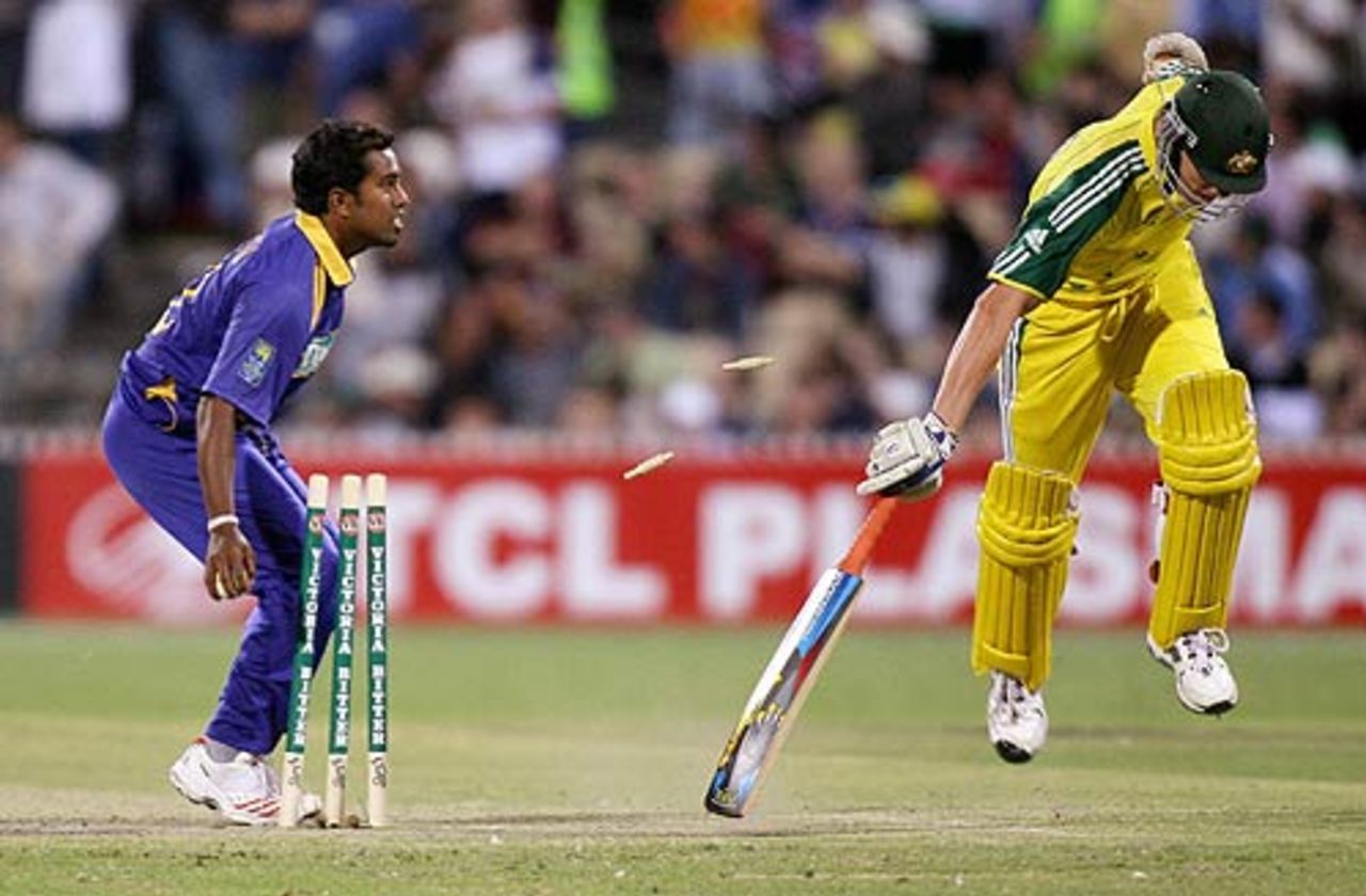 Malinga Bandara attempts a run out, Australia v Sri Lanka, VB Series, 1st Final, Adelaide, February 10, 2006