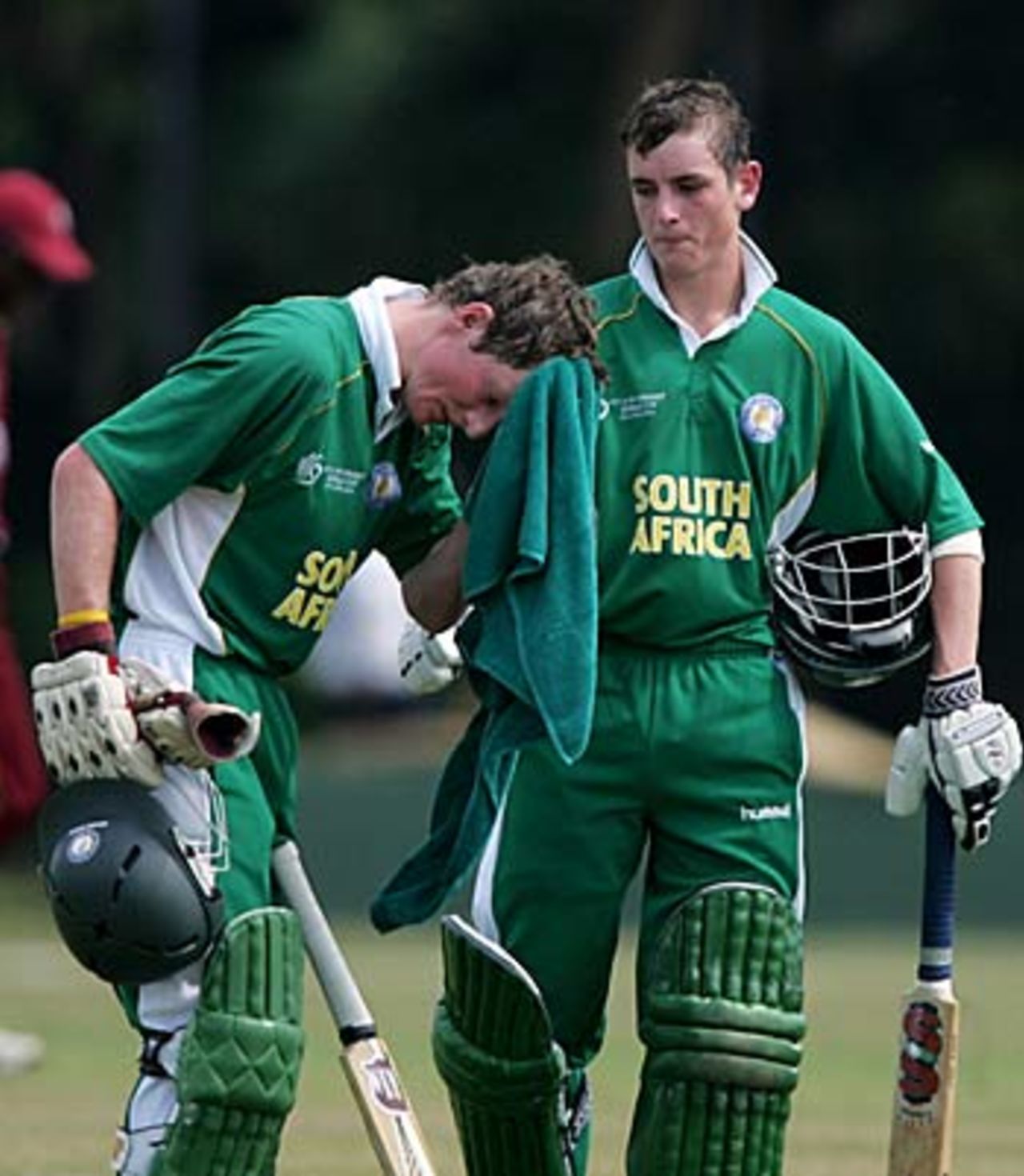 Jean Symes and Pieter Daneel take a breather , West Indies v South Africa,  U-19 World Cup, Colombo, February 10, 2006
