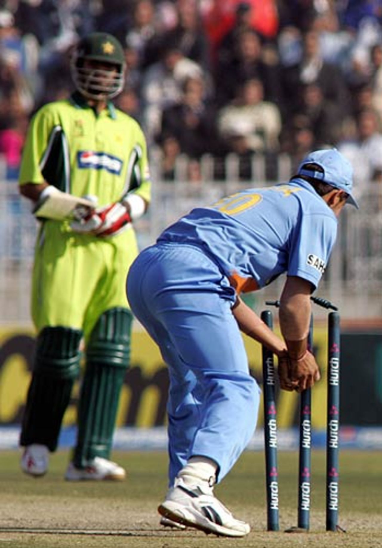 Suresh Raina affects the run-out of Mohammad Yousuf, Pakistan v India, 2nd ODI, Rawalpindi, February 11 2006