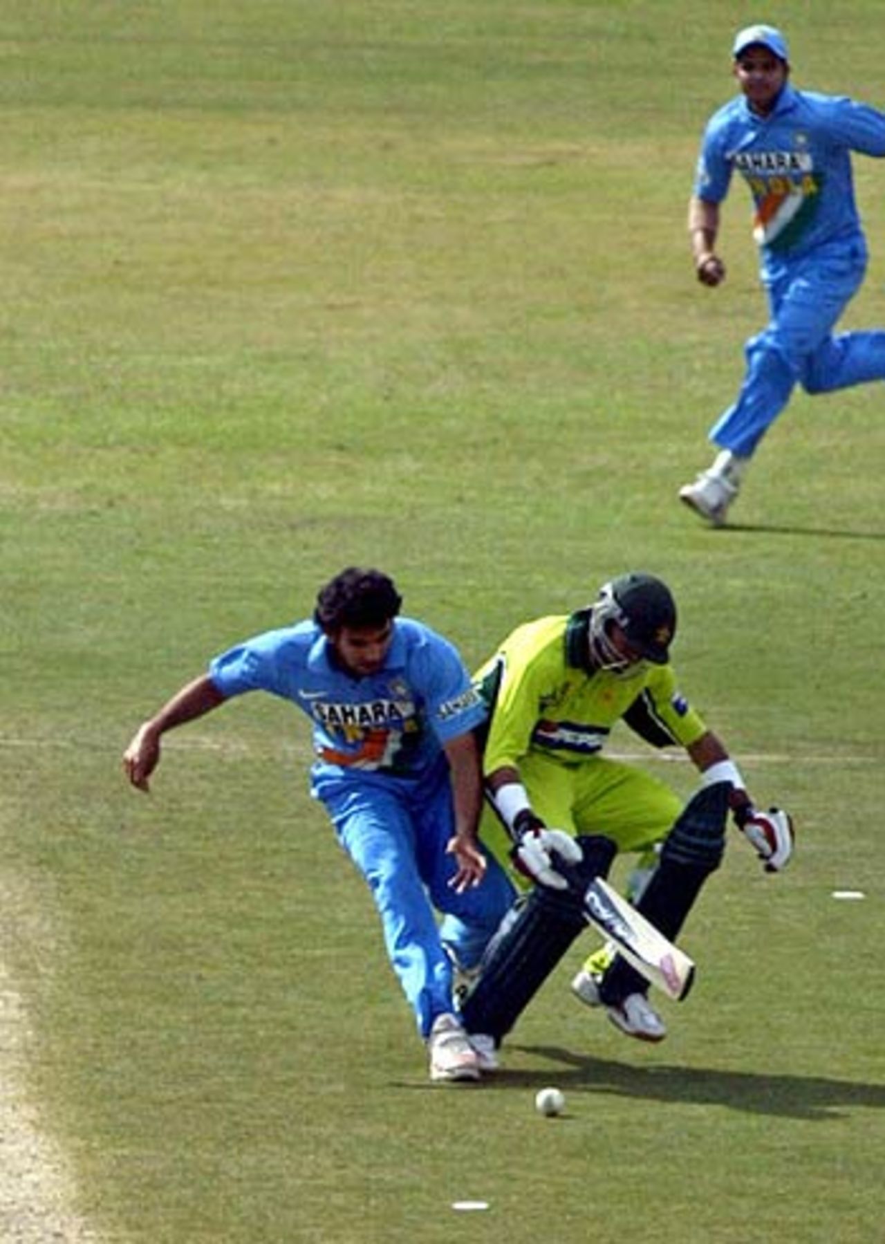 Zaheer Khan collides with Shoaib Malik in attempting a run out at the striker's end, Pakistan v India, 2nd ODI, Rawalpindi, February 11 2006