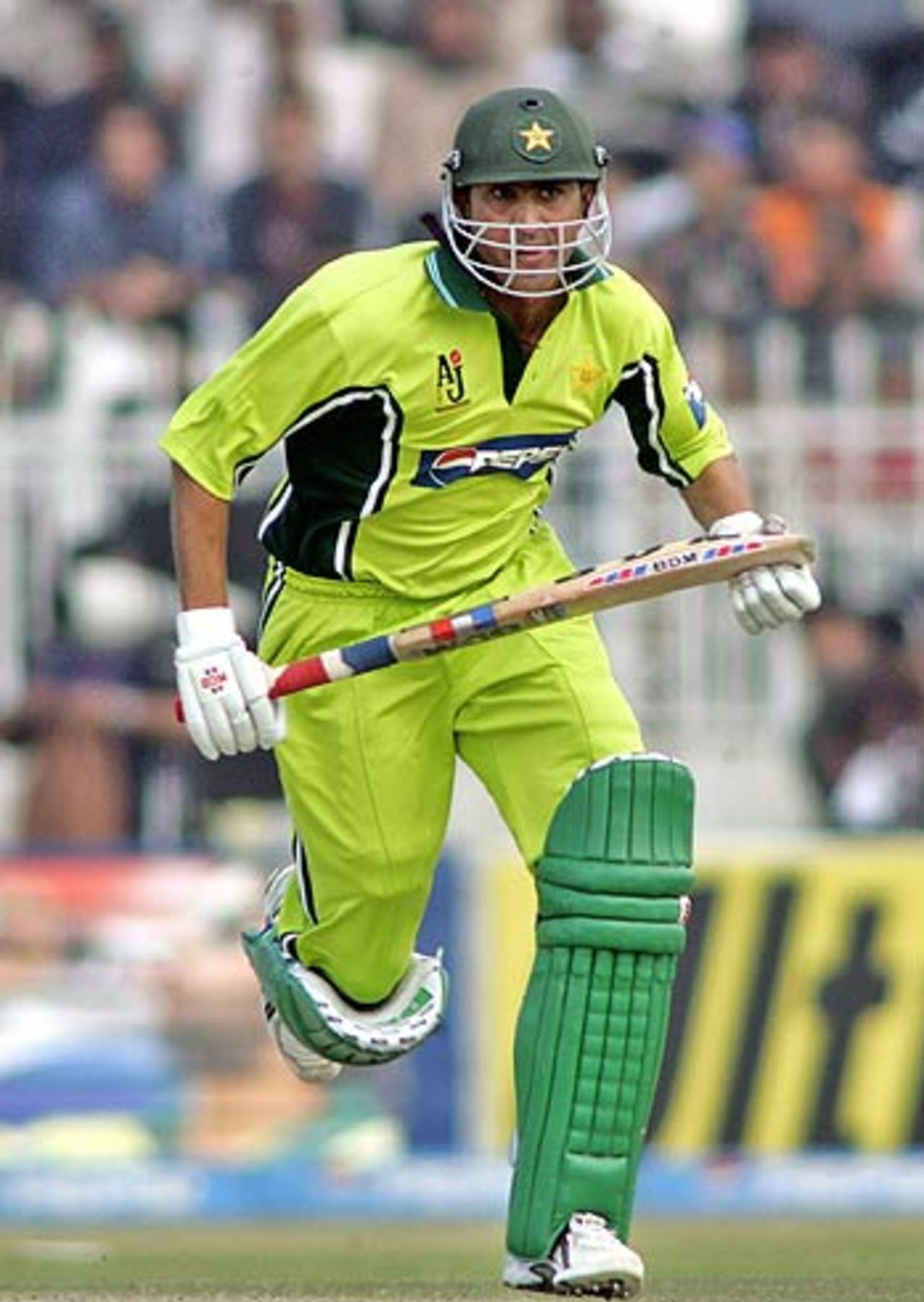 Younis Khan takes a quick single during his innings of 81, Pakistan v India, 2nd ODI, Rawalpindi, February 11 2006