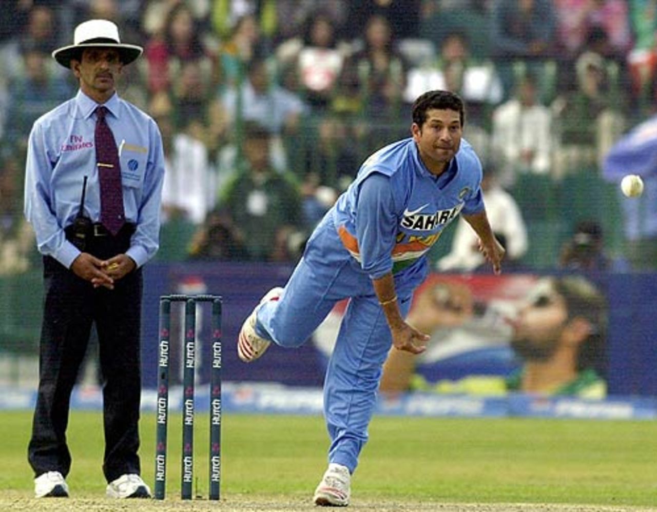 Sachin Tendulkar delivers a ball, Pakistan v India, 2nd ODI, Rawalpindi, February 11 2006