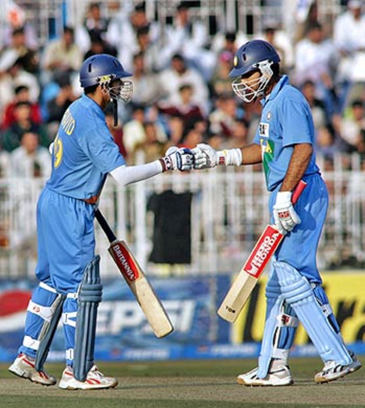 Rahul Dravid and Yuvraj Singh added 118 for the third wicket in India's seven-wicket victory, Pakistan v India, 2nd ODI, Rawalpindi, February 11 2006